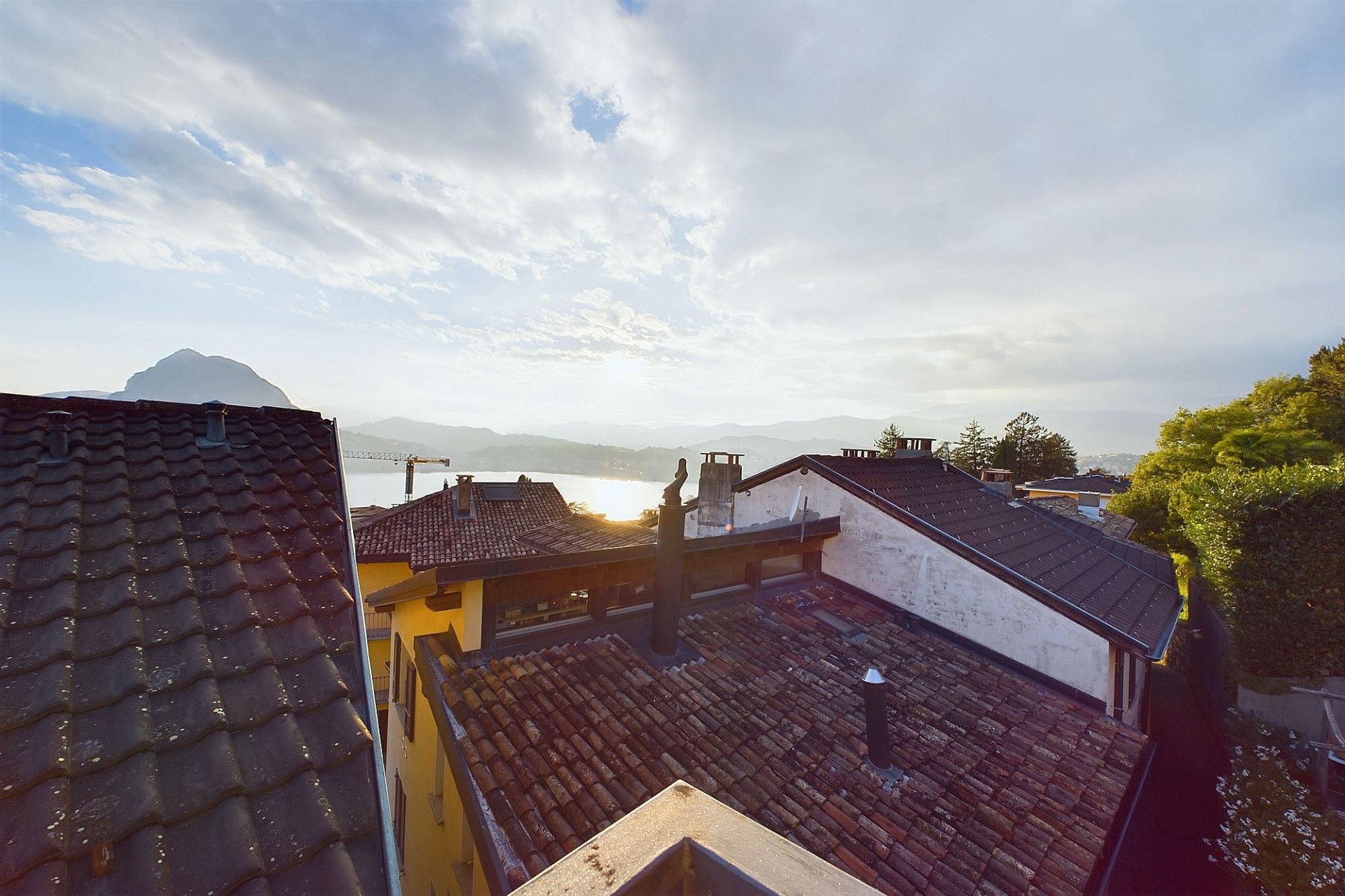 Dachlandschaft mit Seeblick