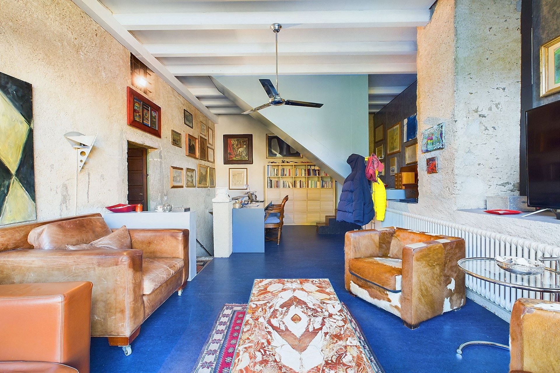 Künstlerisch gestaltetes Wohnzimmer mit offener Raumwirkung
