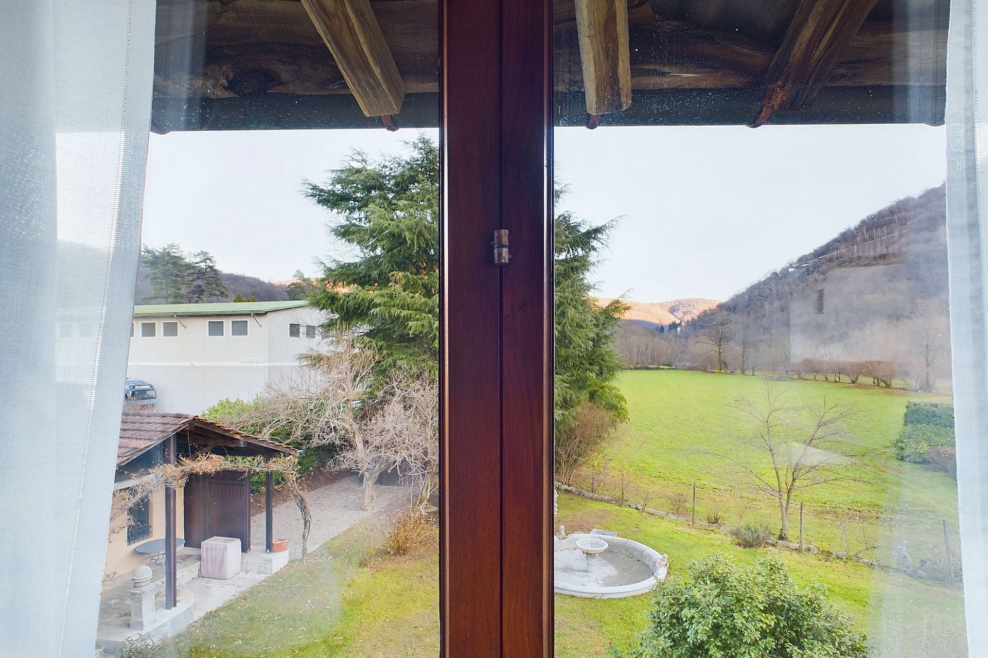 Blick ins Grüne aus einem Fenster
