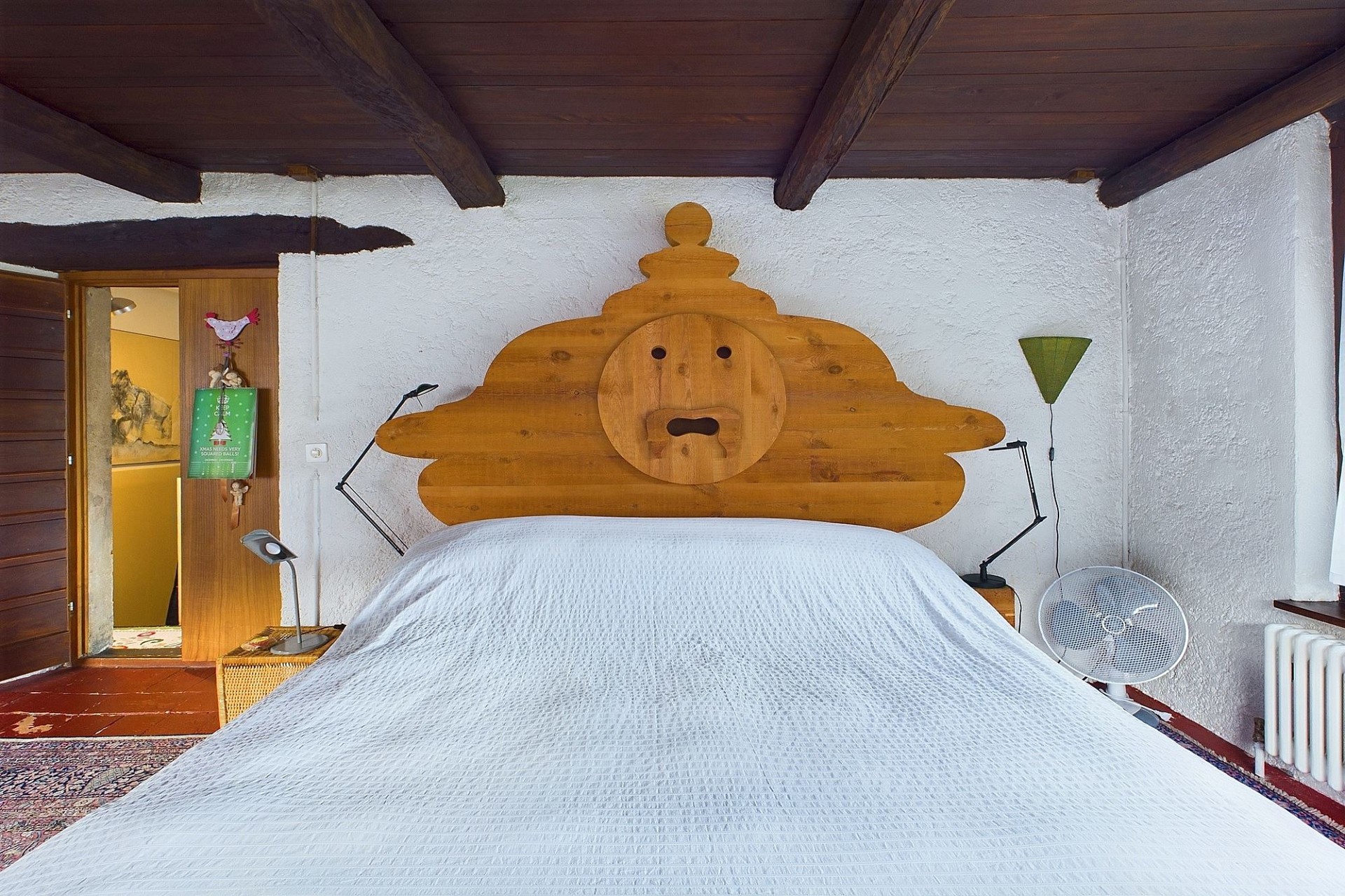 Rustikales Schlafzimmer mit Holzdeko-Kopfteil