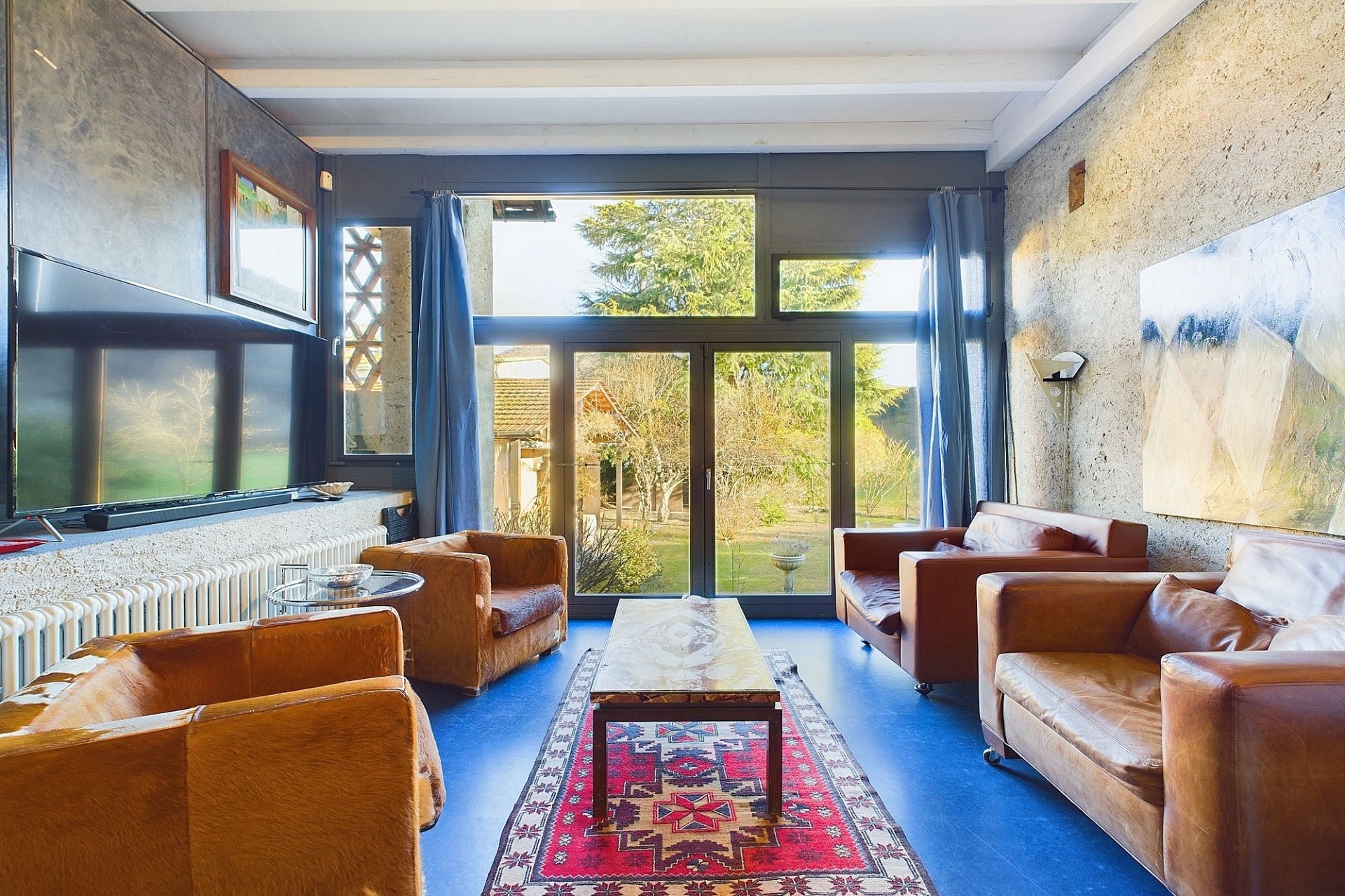 Wohnzimmer mit Gartenausblick