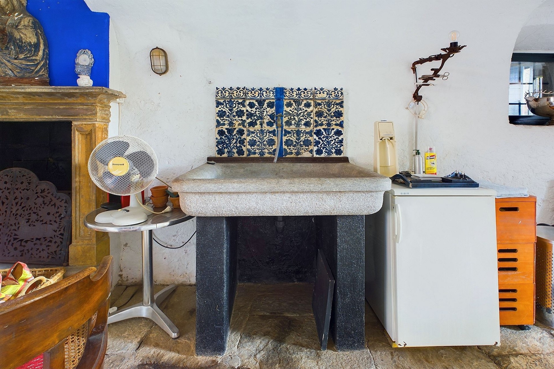 Rustikaler Innenraum mit Kamin und Arbeitsbereich