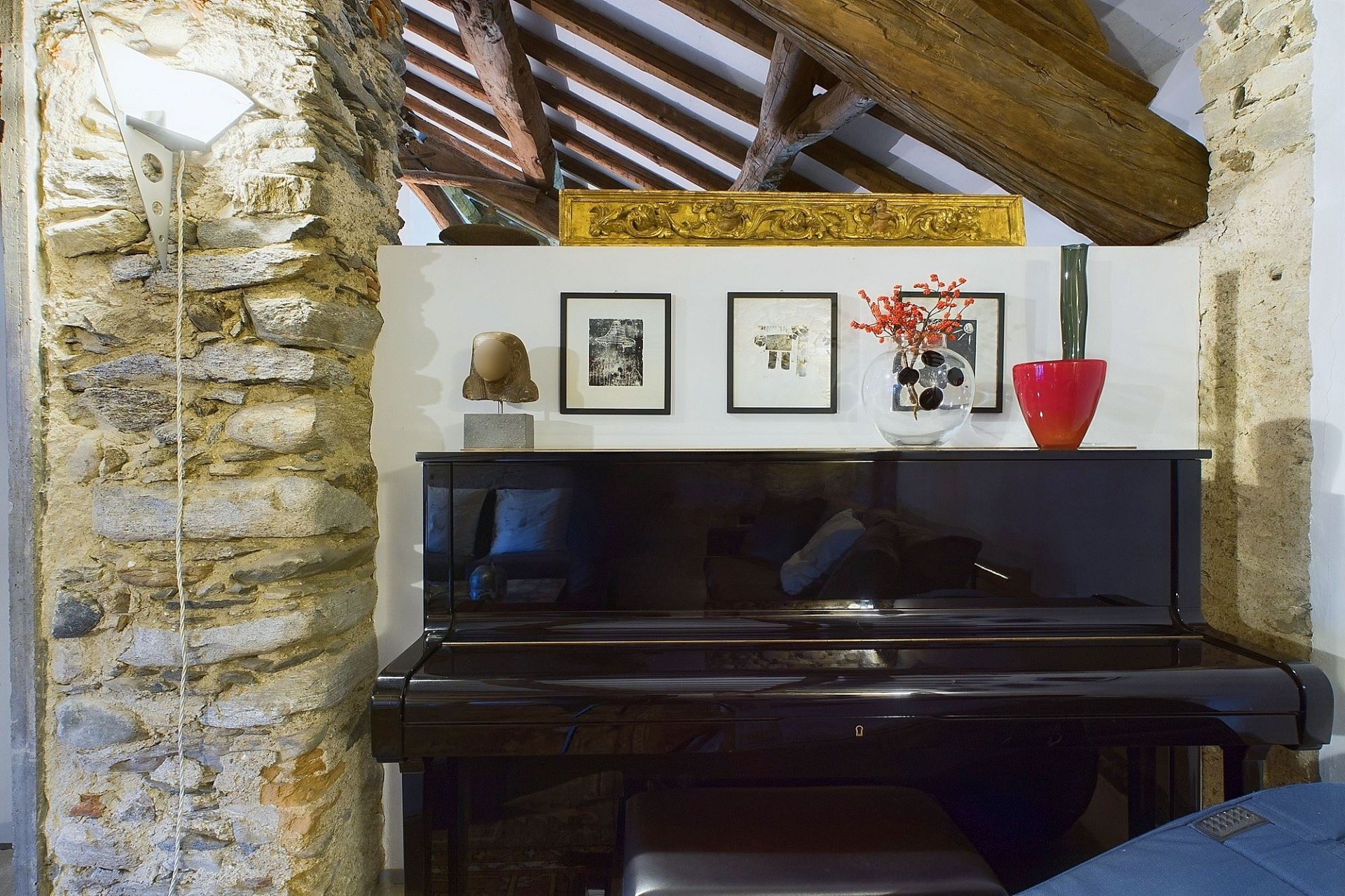 Wohnraum mit historischem Kamin und Holzbalken