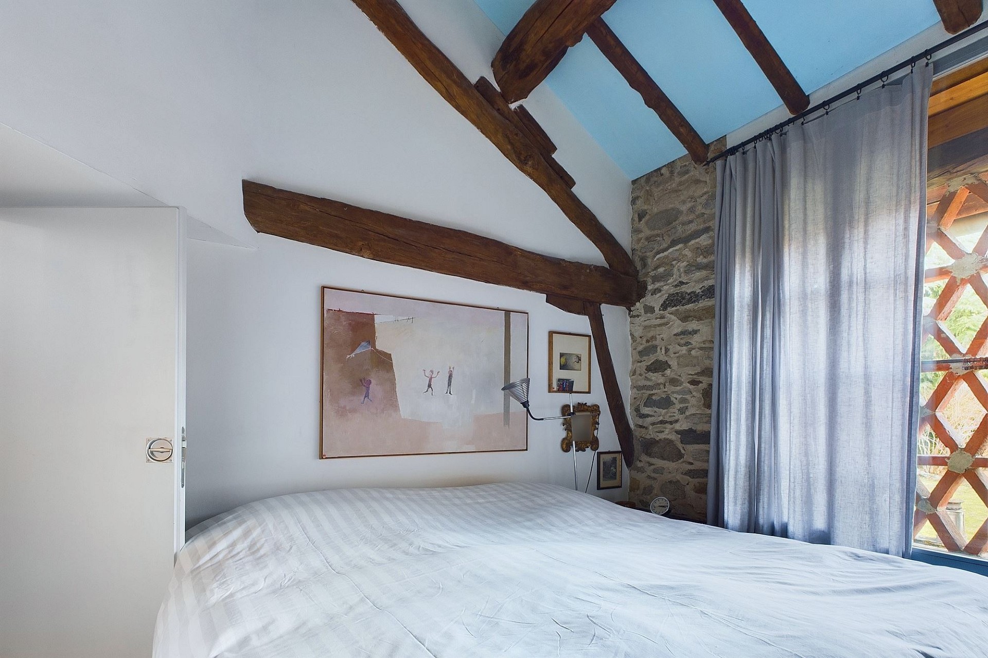 Gemütliches Schlafzimmer mit sichtbaren Holzbalken