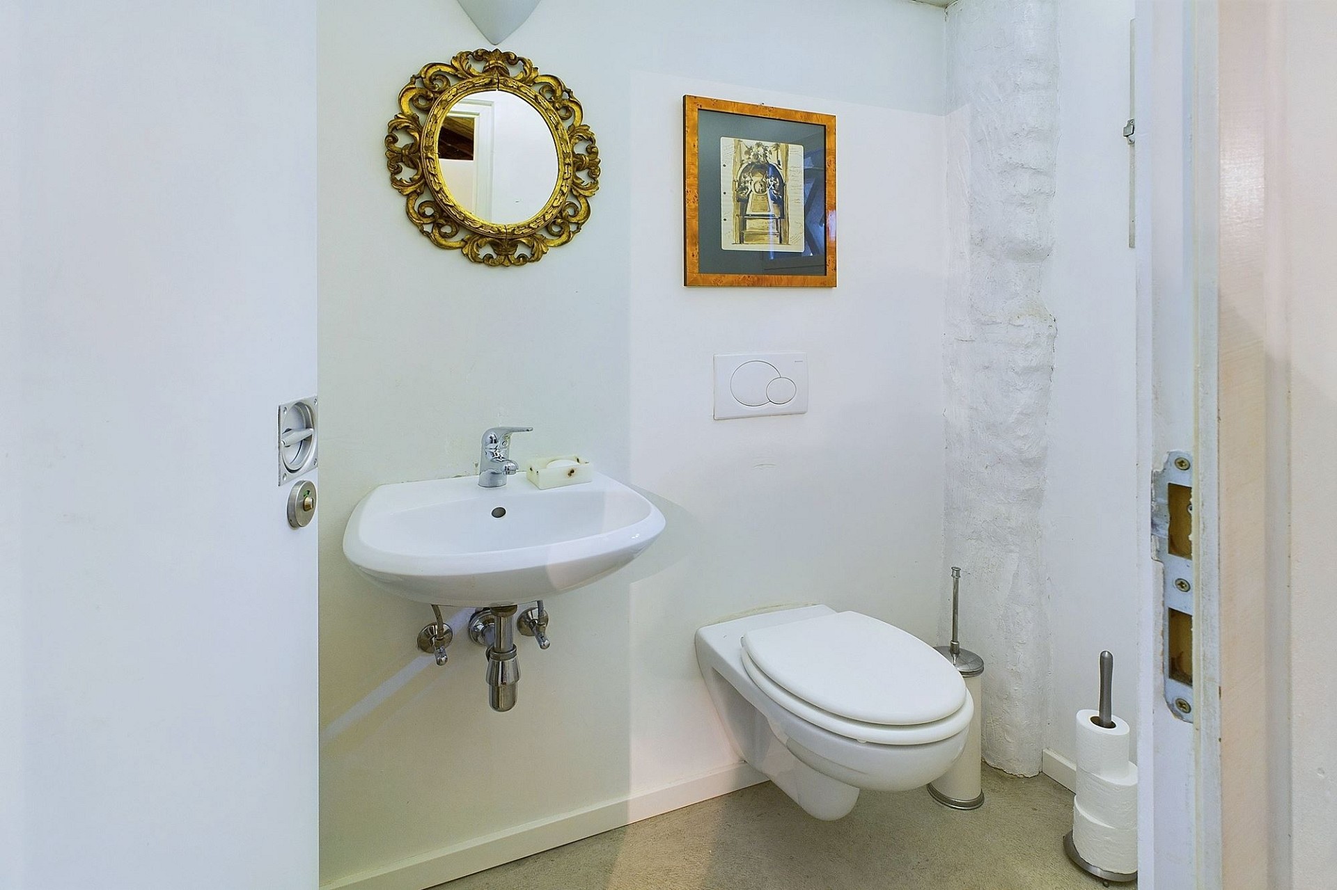 Kleines Gäste-WC mit Waschbecken und Wand-WC