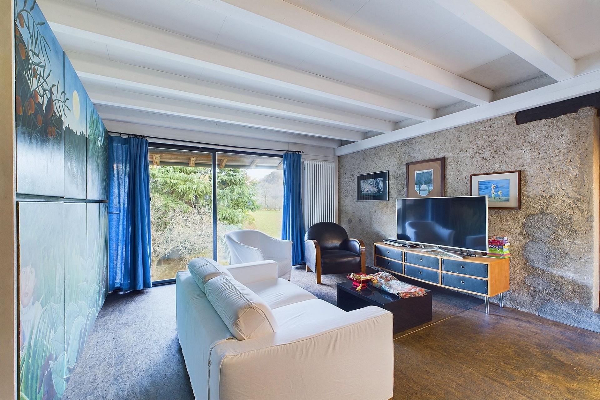 Wohnzimmer mit großem Fenster und Naturblick
