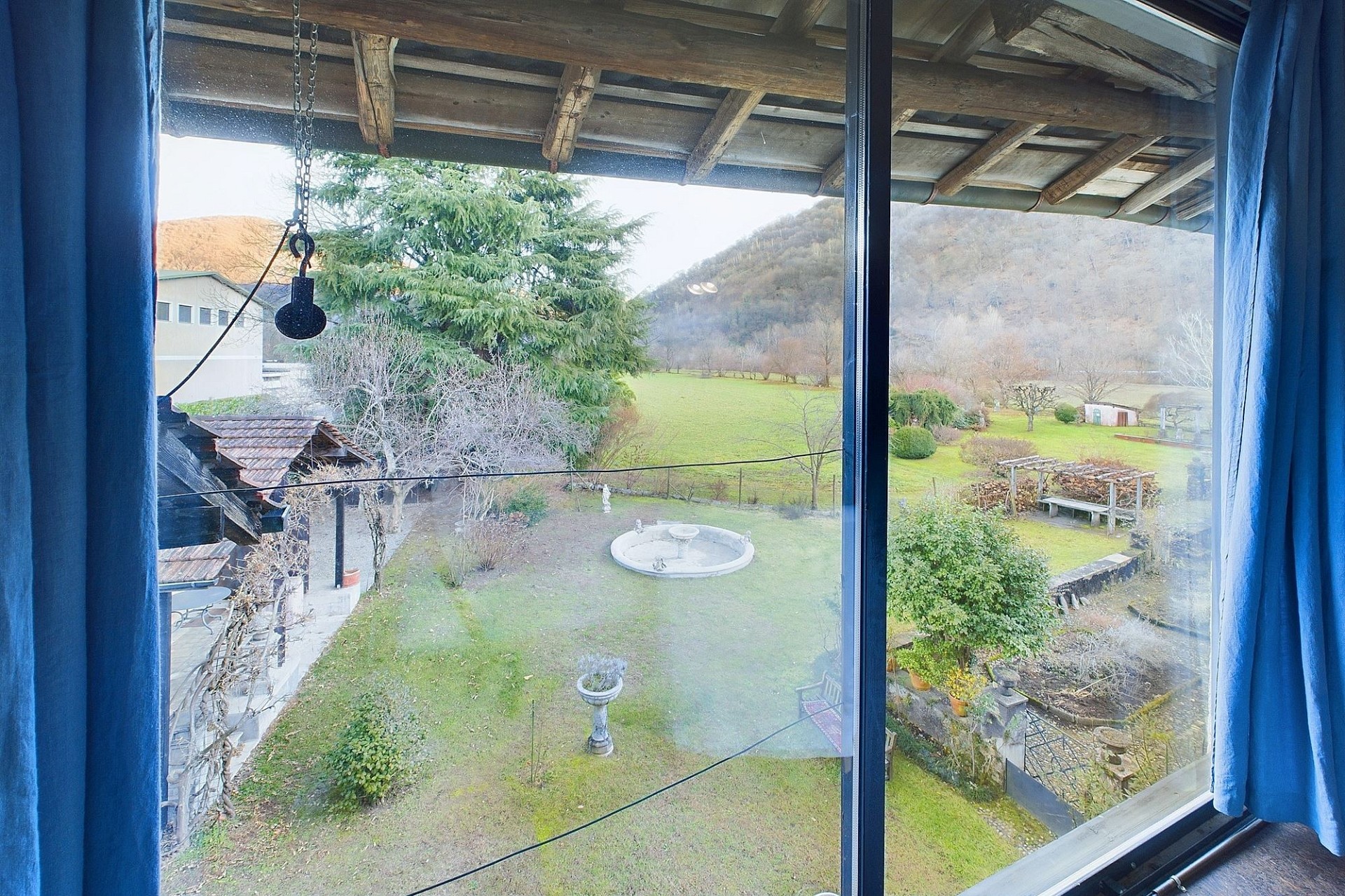 Blick in den Garten mit Bergkulisse
