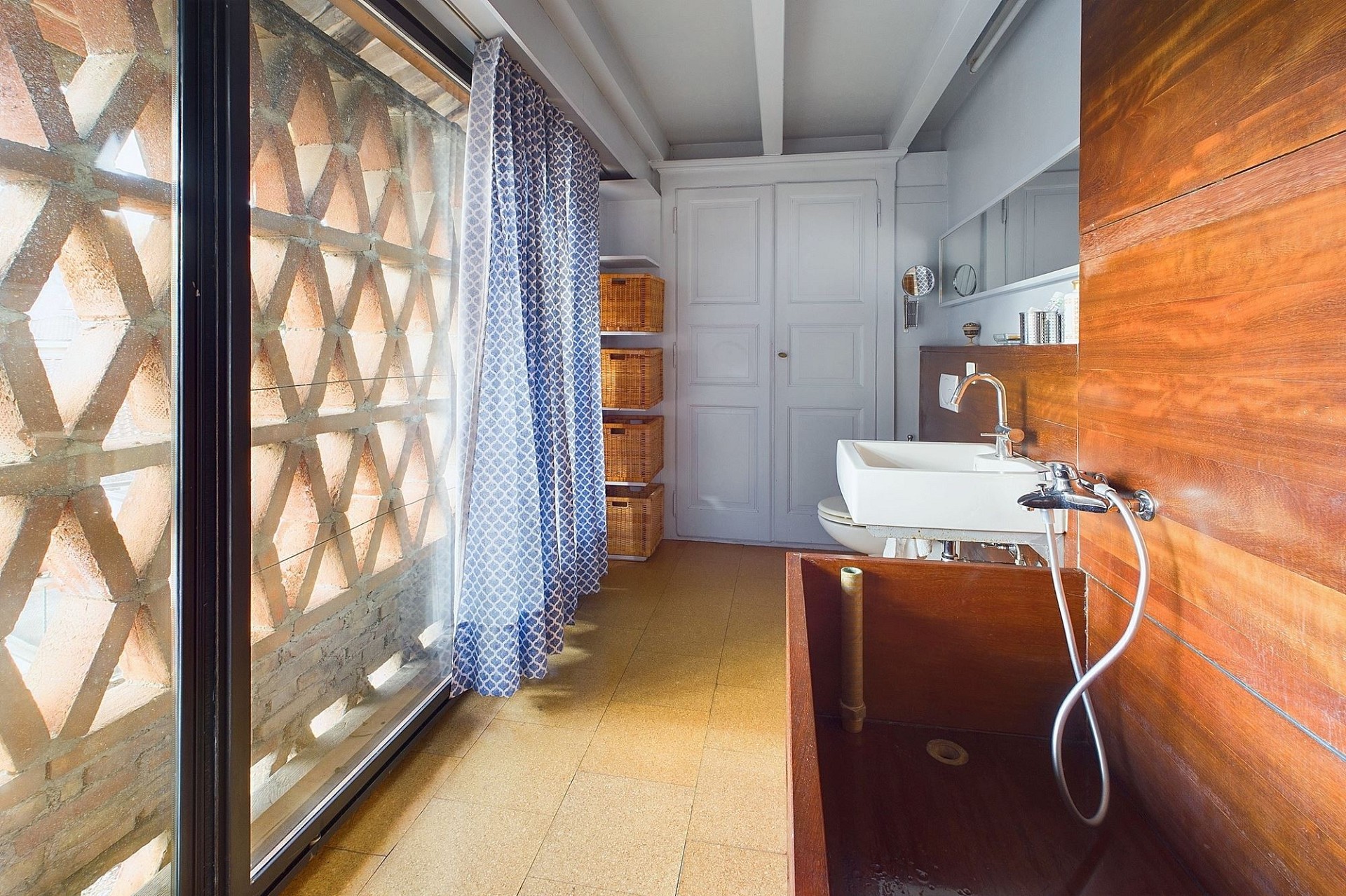 Badezimmer mit Holzverkleidung und Tageslicht