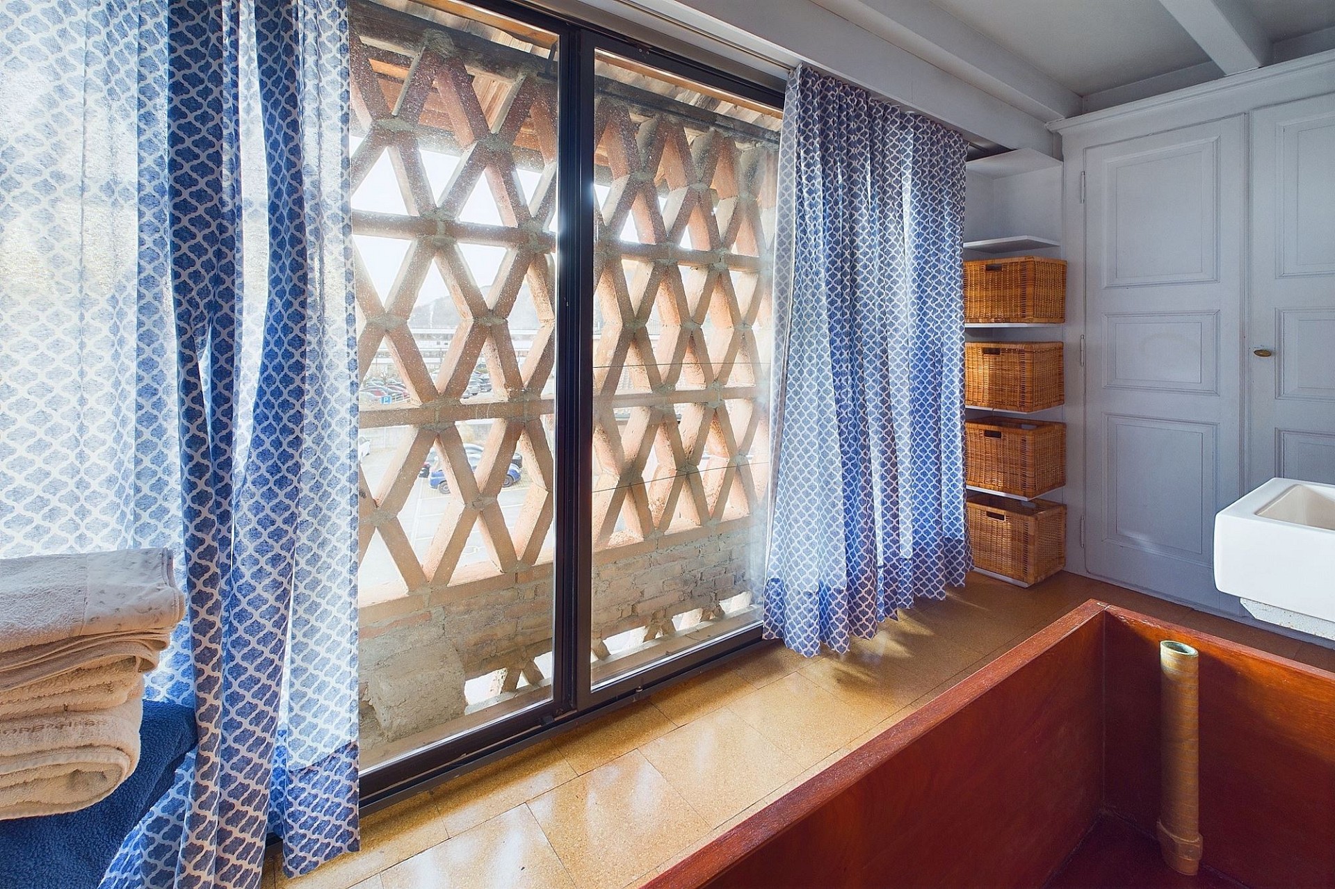 Helles Badezimmer mit Balkonblick