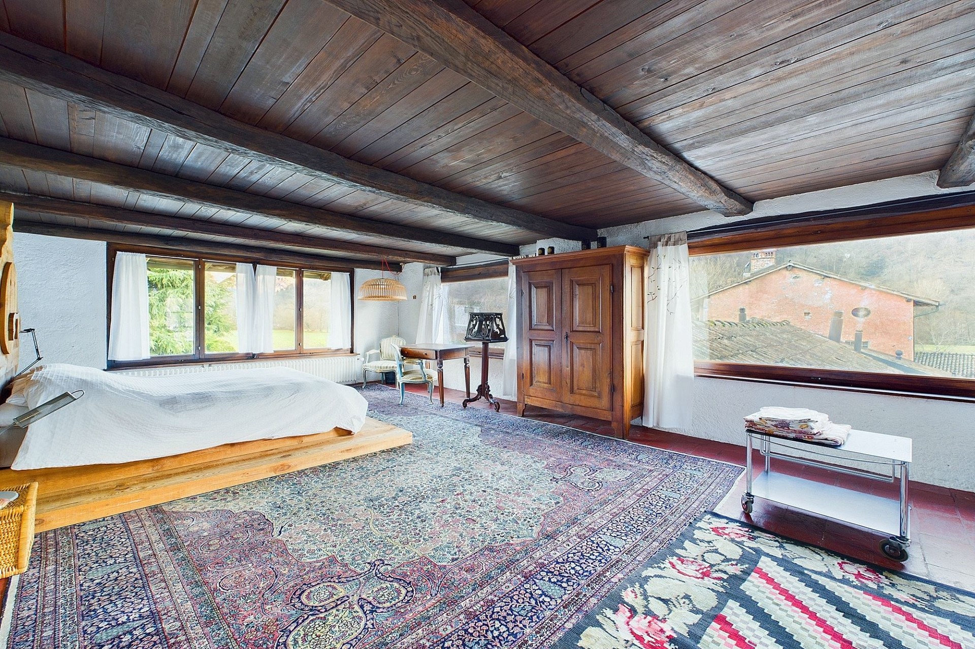 Rustikales Schlafzimmer mit Holzbalkendecke