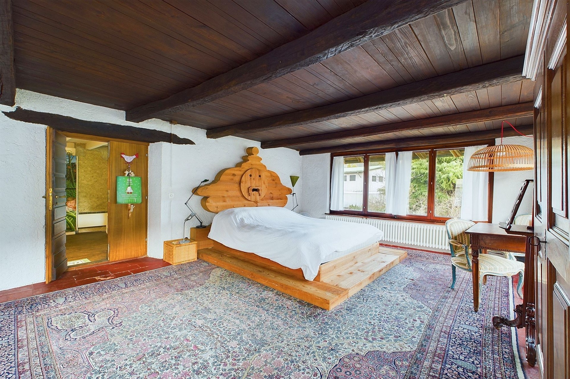 Schlafzimmer mit rustikalen Holzelementen