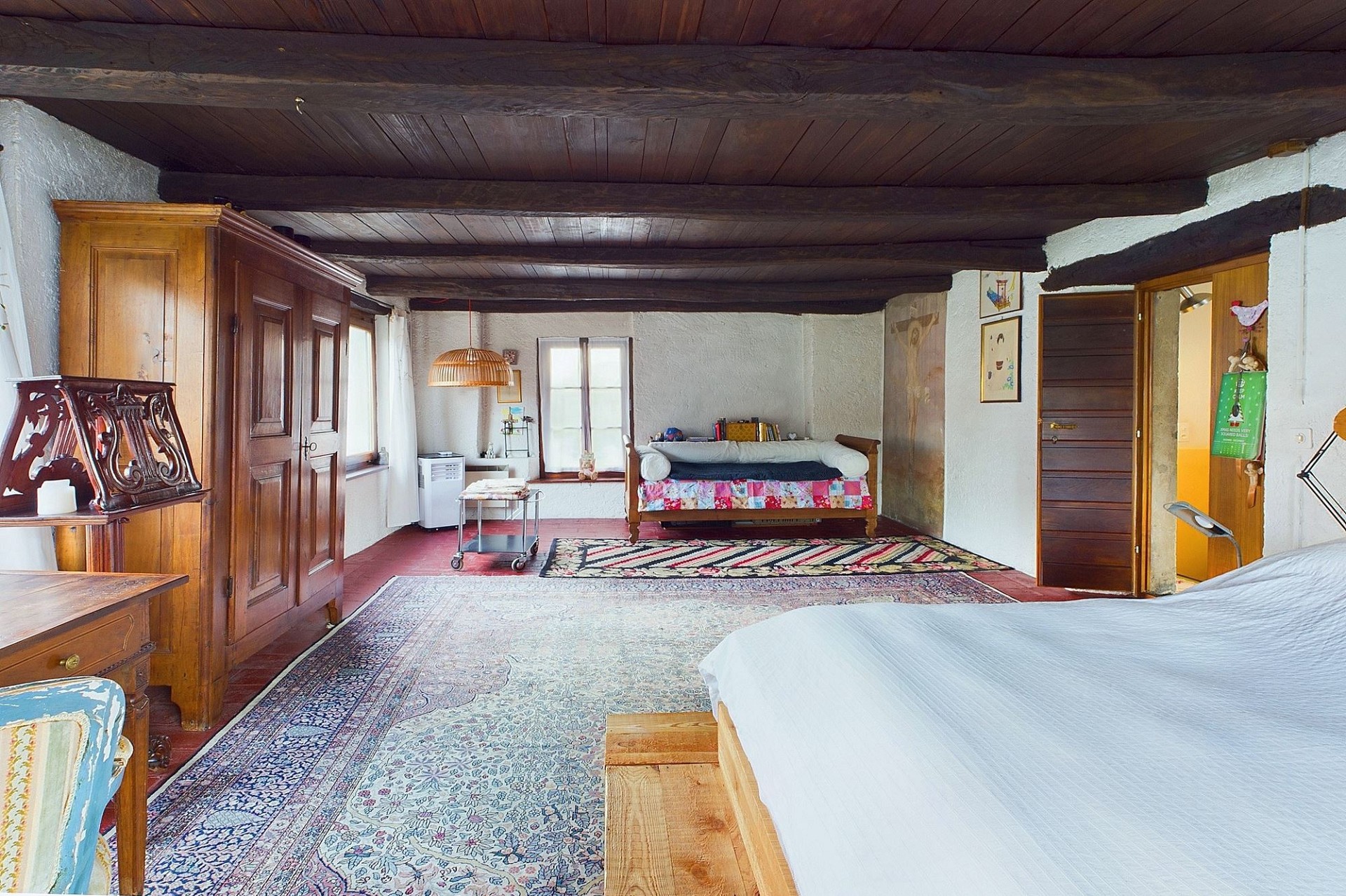 Rustikales Schlafzimmer mit Holzbalkendecke