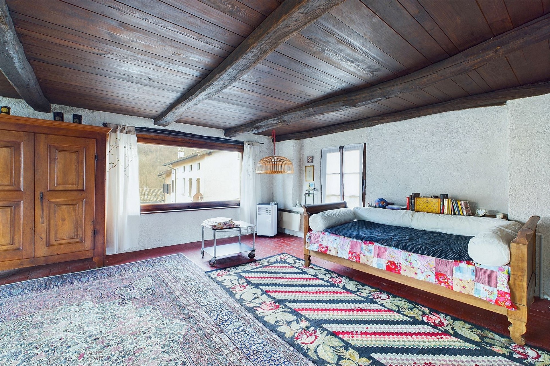 Rustikales Schlafzimmer mit Holzbalkendecke
