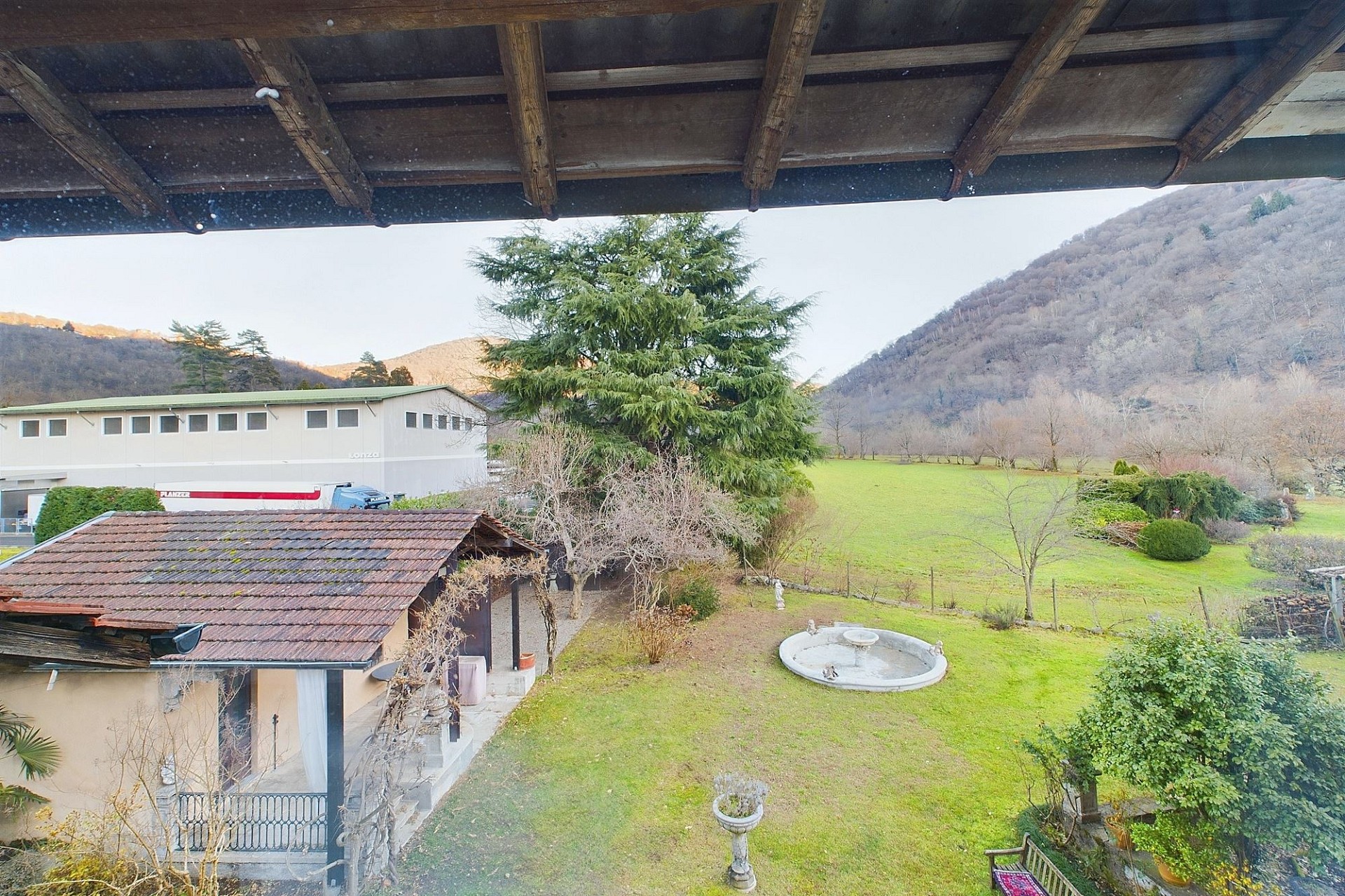 Blick auf Garten und Berghang