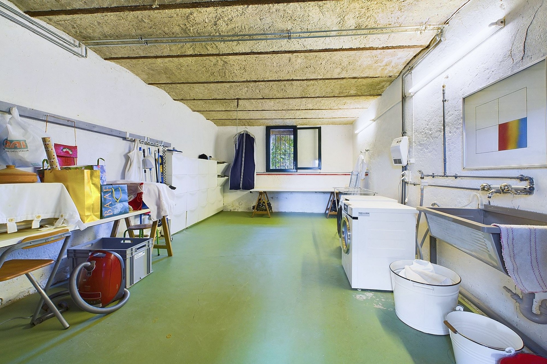 Nutzraum im Keller mit Wasch- und Arbeitsbereich