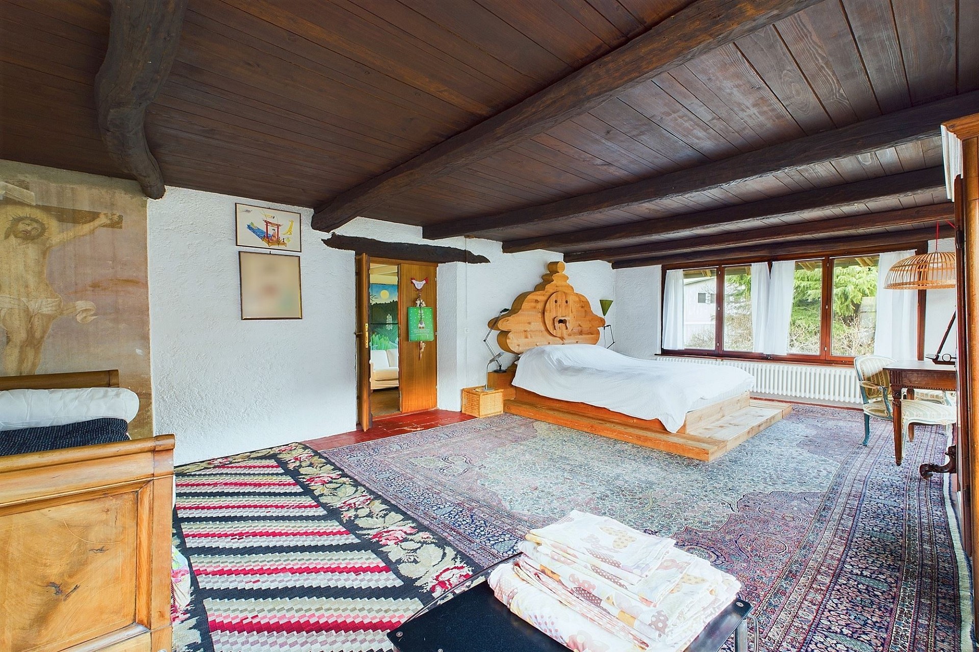 Rustikales Schlafzimmer mit sichtbaren Holzbalken