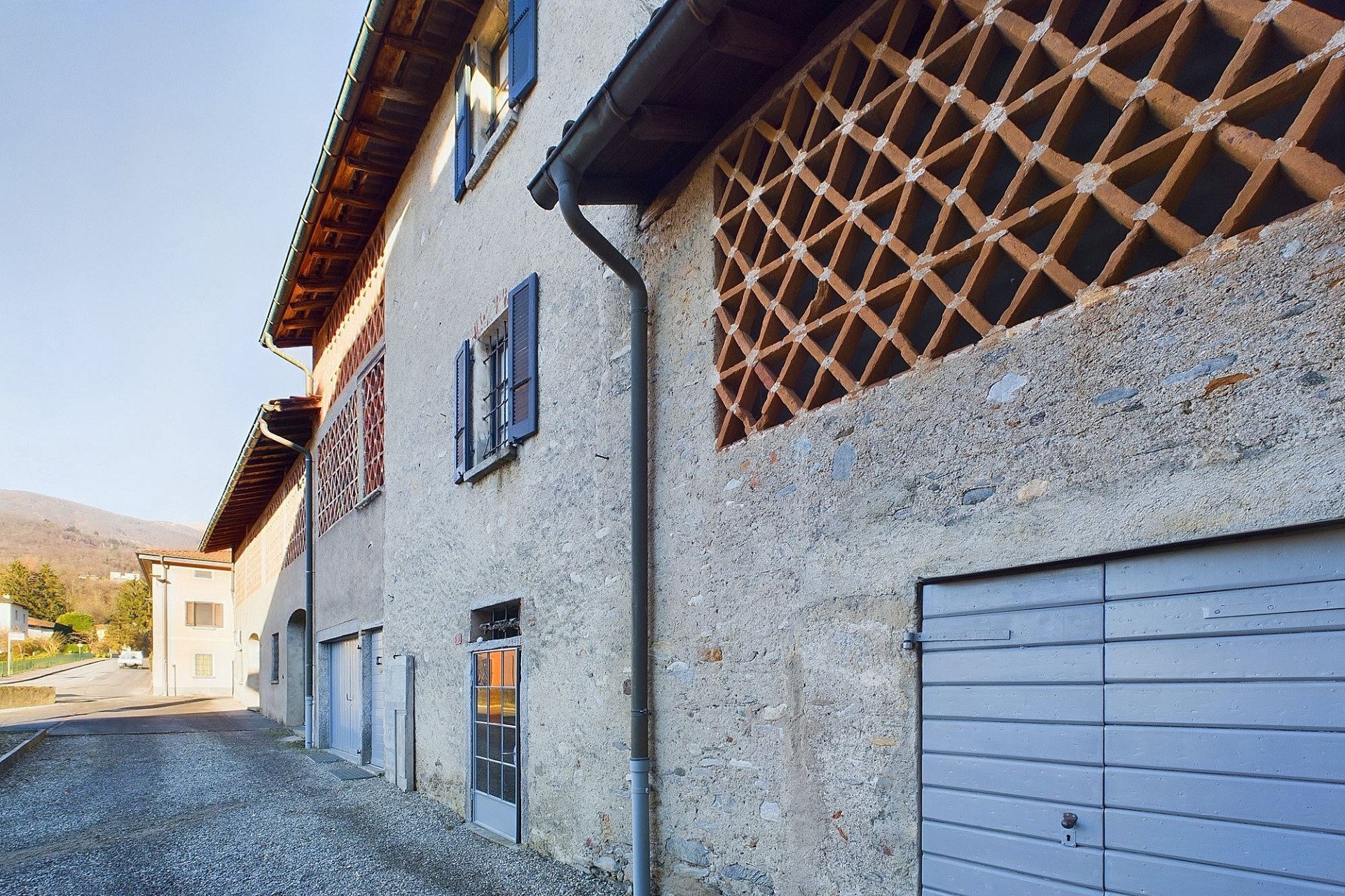 Historische Außenfassade eines ländlichen Gebäudes
