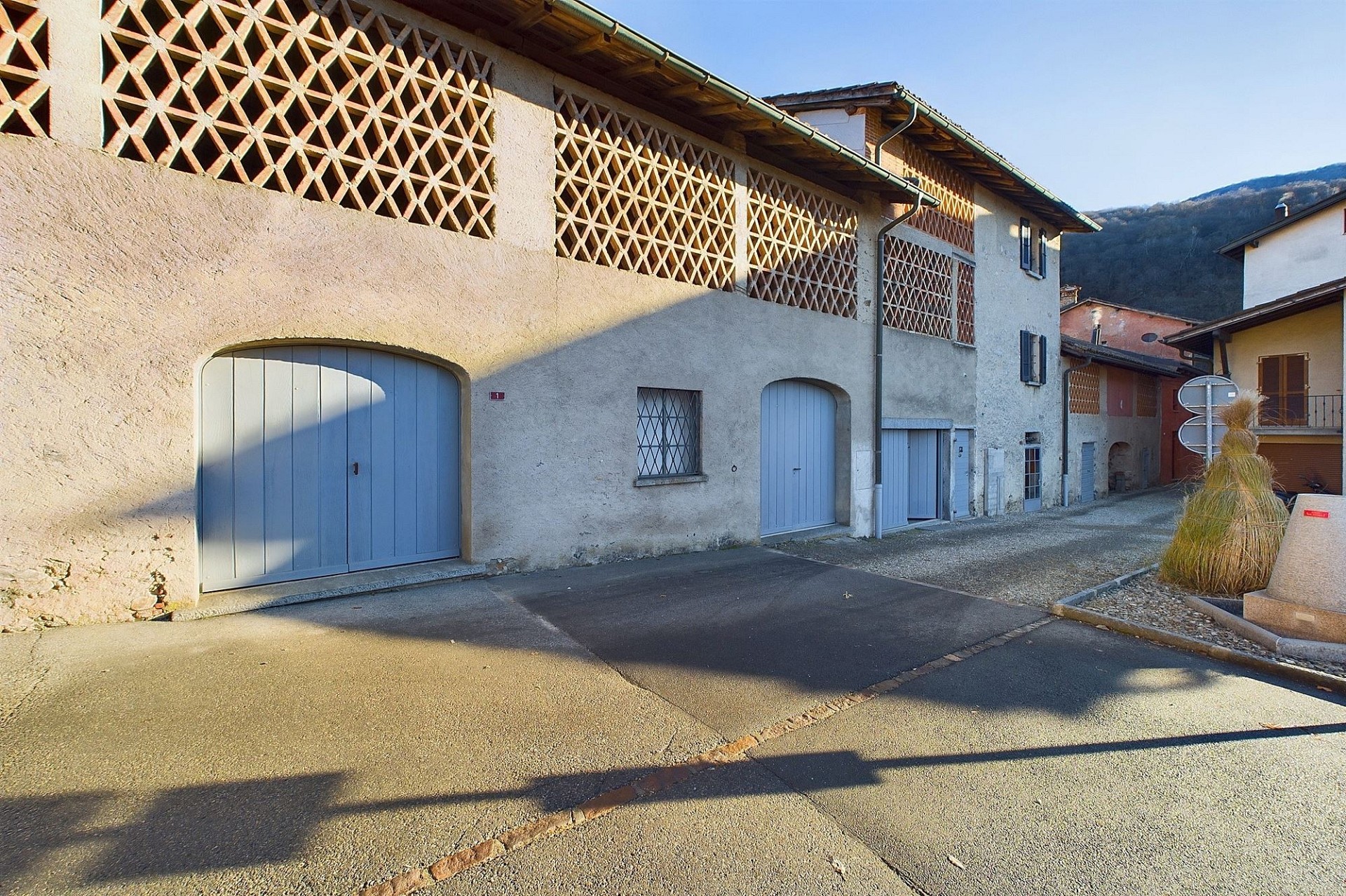 Traditionelles Gebäude mit Garagentoren