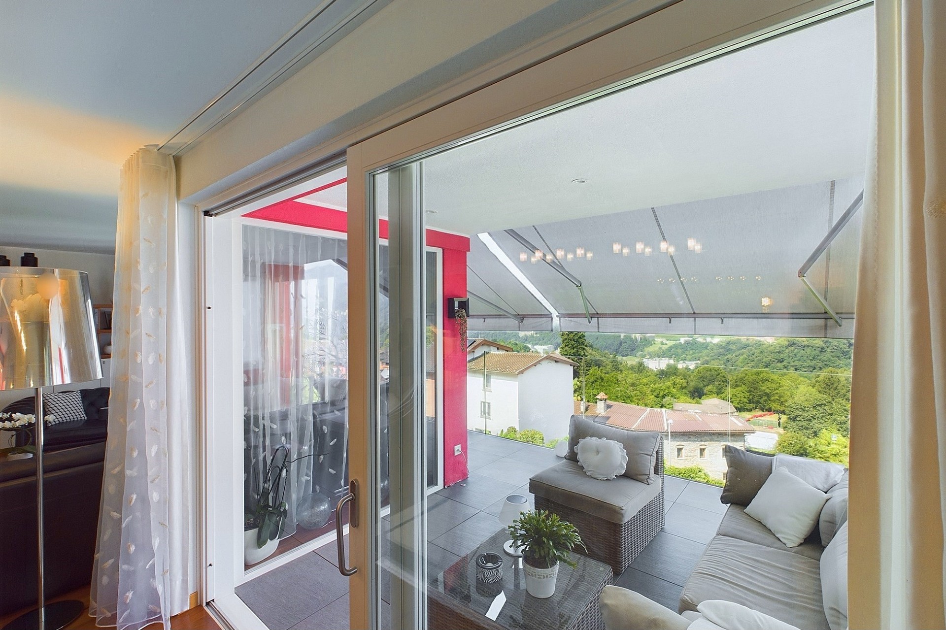 Helle Terrasse mit Panoramablick