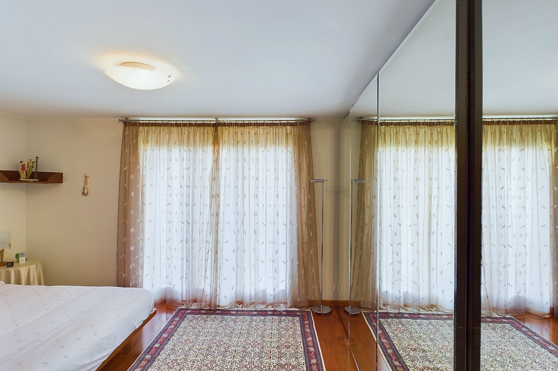 Helles Schlafzimmer mit Spiegelkleiderschrank