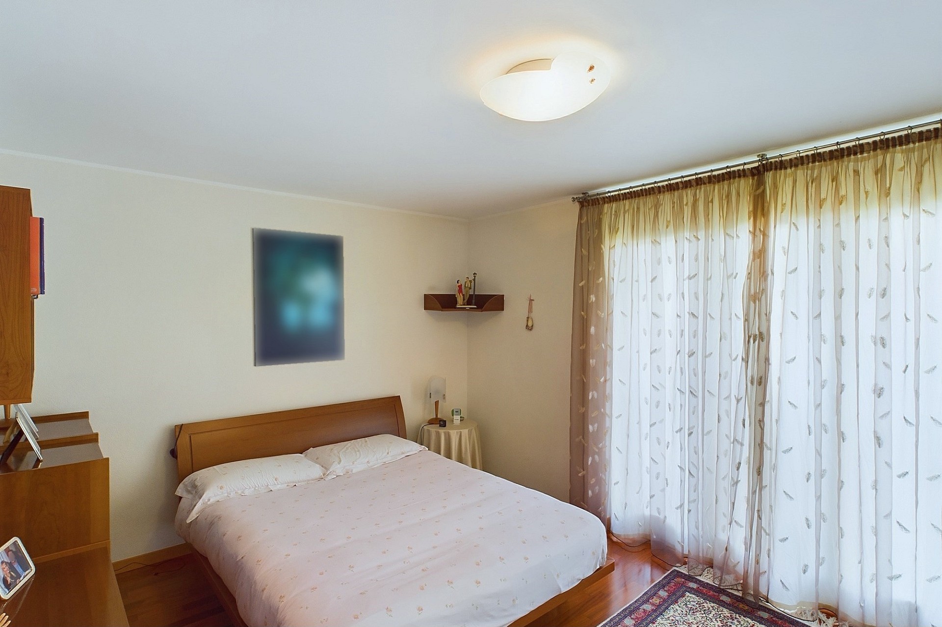 Schlafzimmer mit Tageslicht und Holzmöbeln