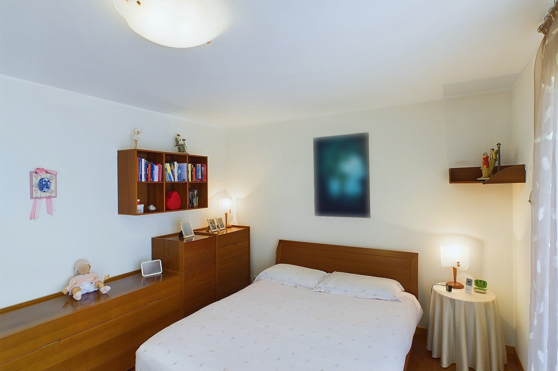 Helles Schlafzimmer mit Holzmöbeln