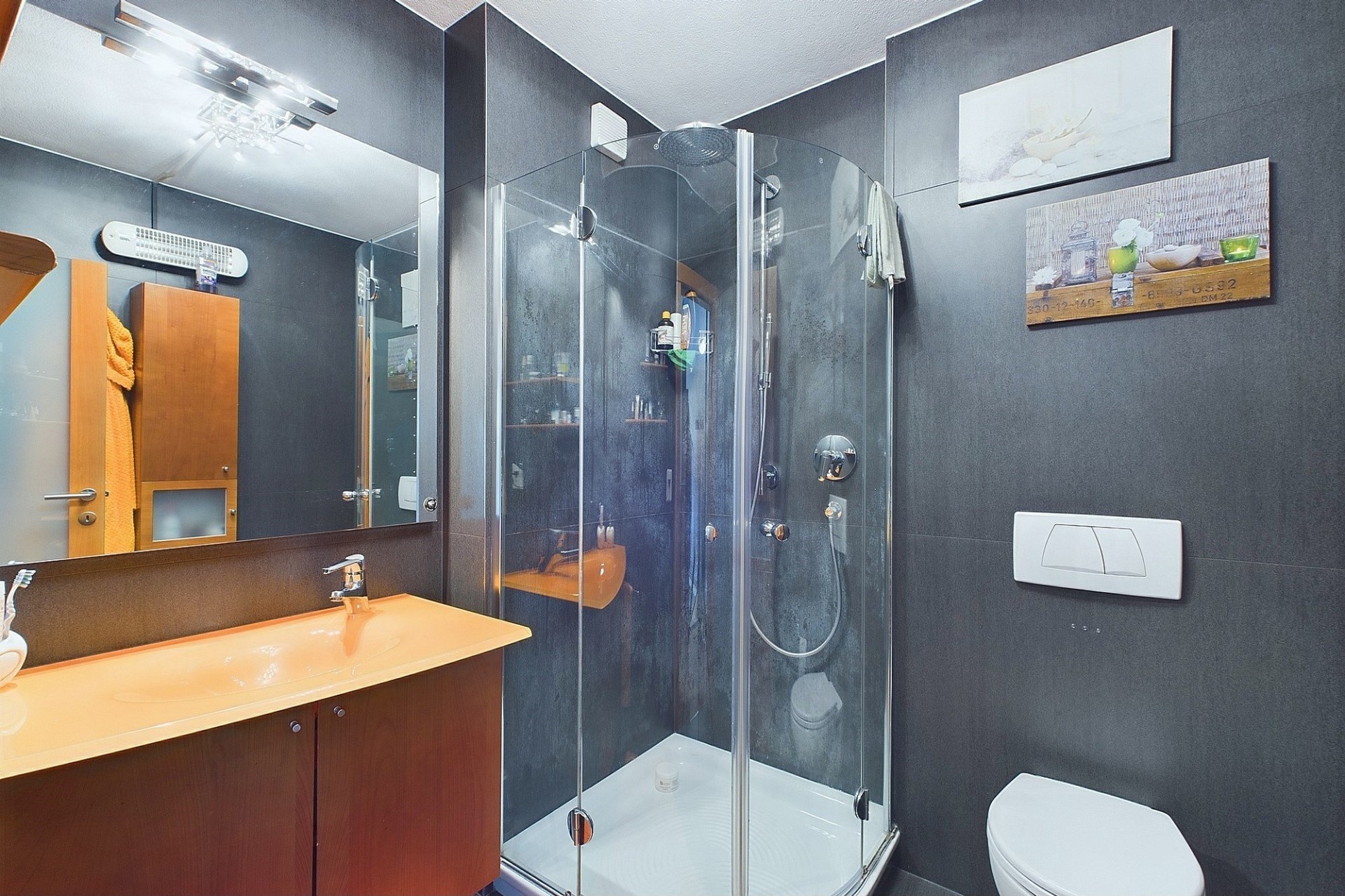 Modernes Badezimmer mit Dusche