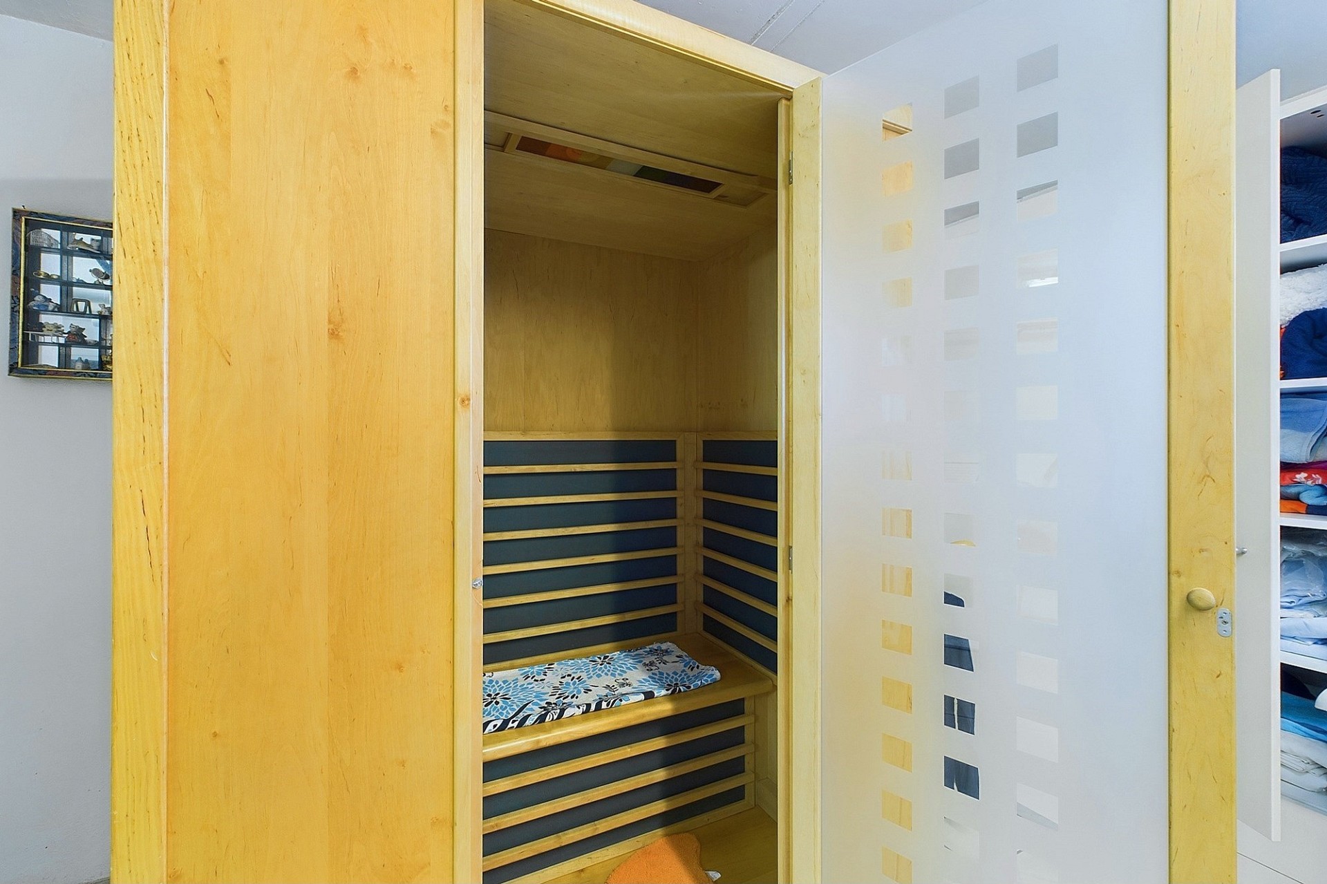 Einbauschrank mit sichtbarem Innenraum