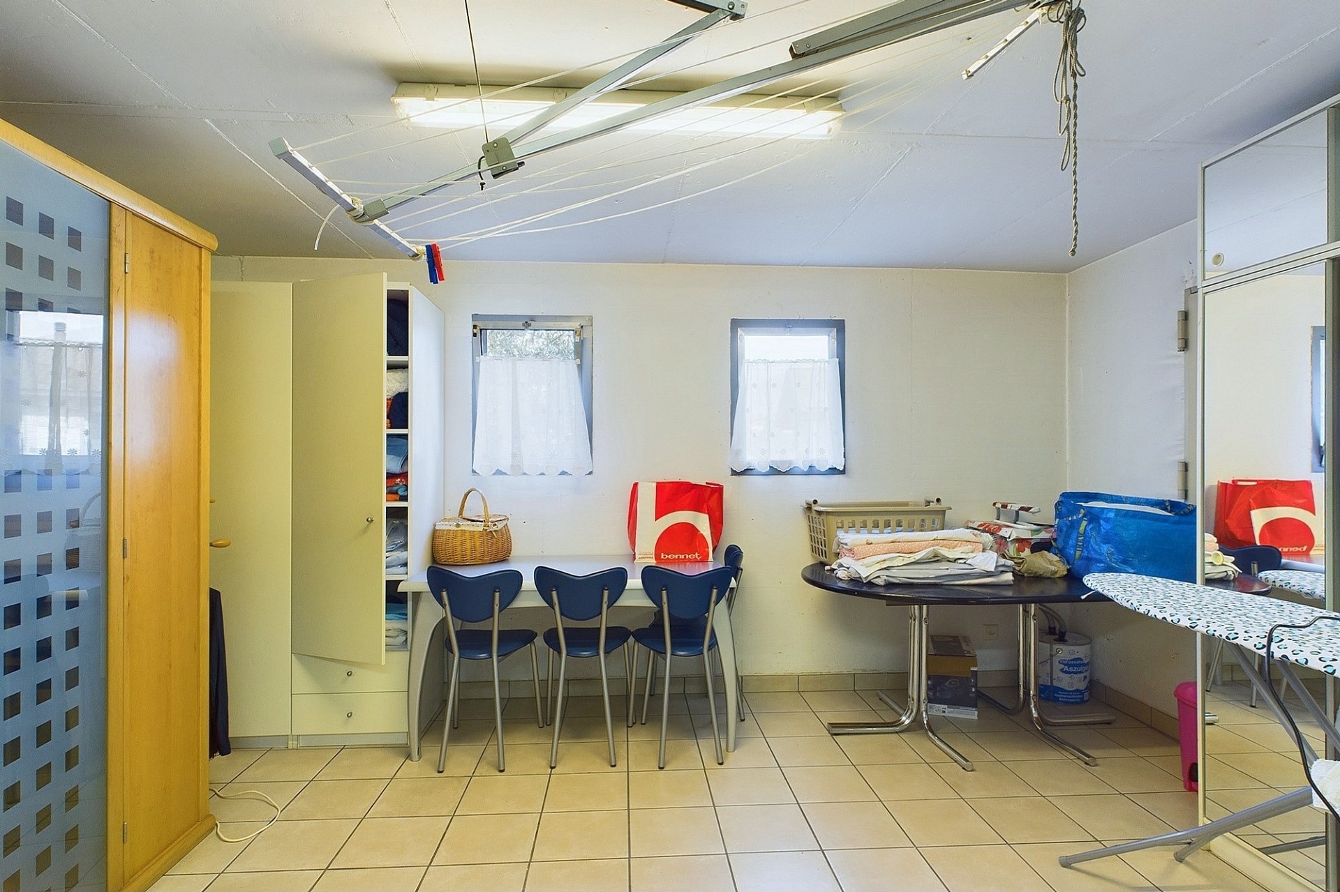 Hauswirtschaftsraum mit Wasch- und Abstellbereich