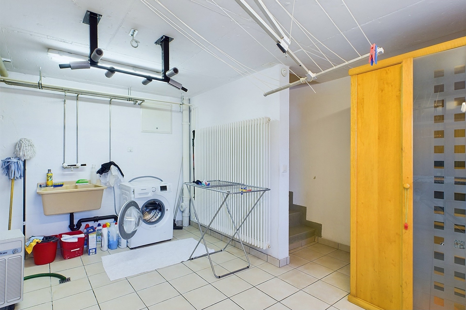 Hauswirtschaftsraum mit Waschmaschine und Hausanschlüssen