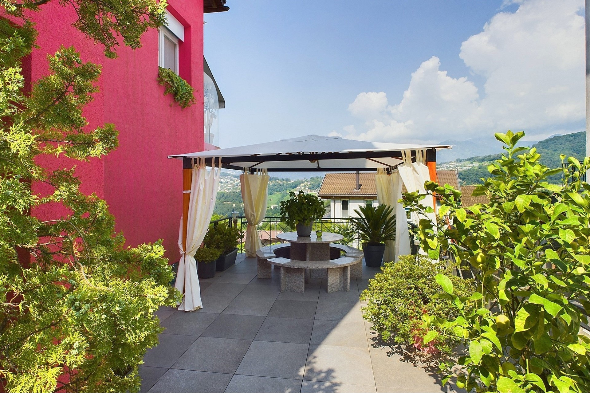 Terrasse mit Pergola und Bergblick