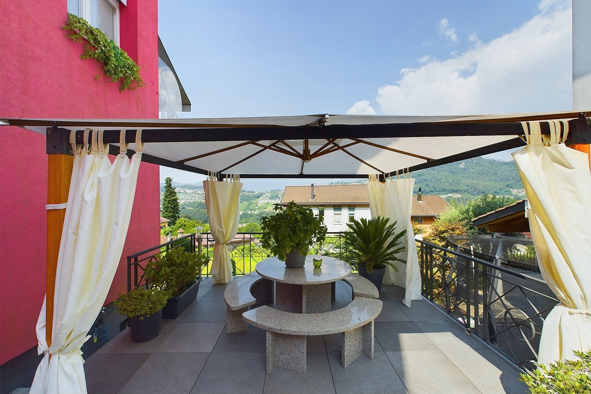 Überdachte Terrasse mit Bergblick