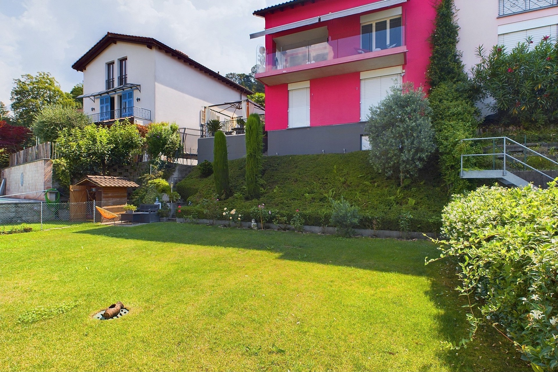 Gartenansicht mit zwei Wohnhäusern