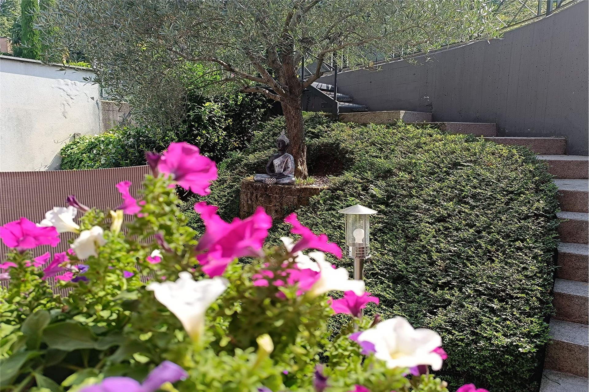 Meditativer Gartenbereich mit Terrassenstufen