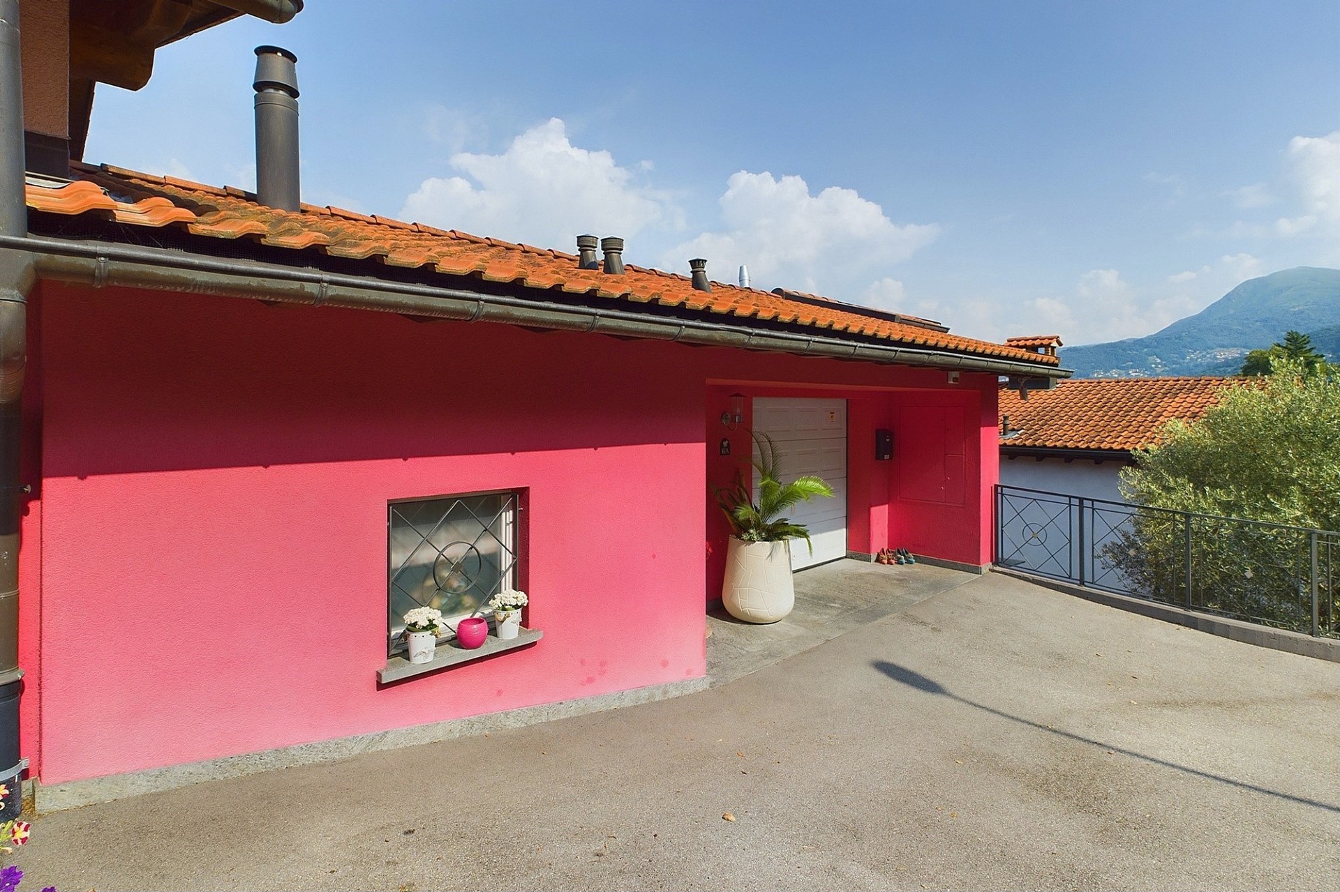 Bunte Außenansicht mit Terrasse und Bergblick