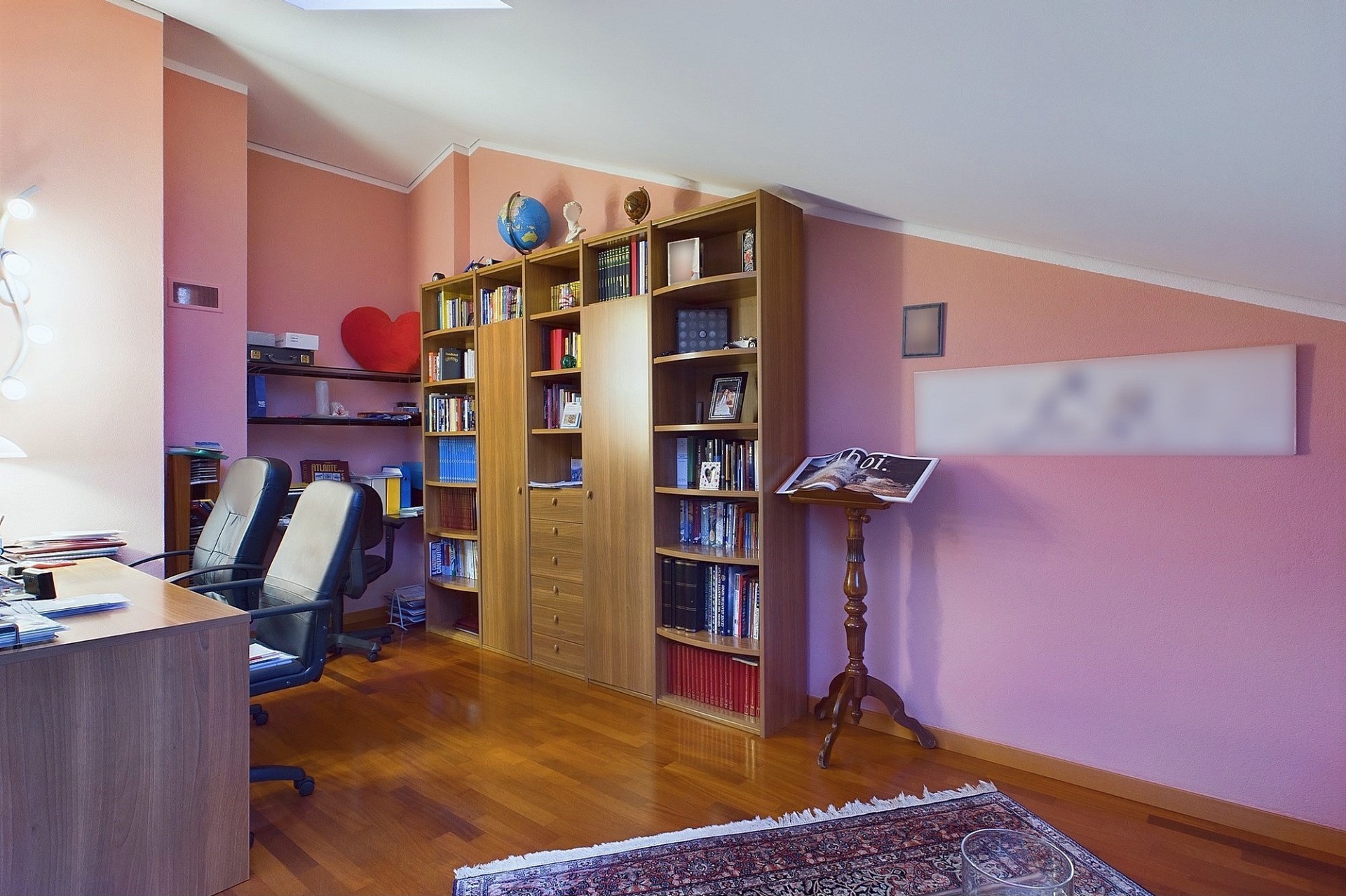 Arbeitszimmer mit Dachschräge