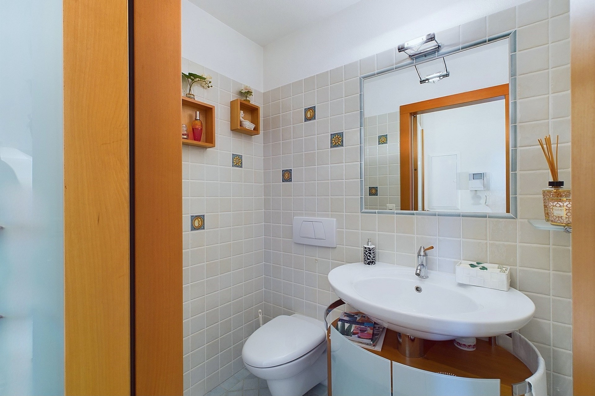 Gäste-WC mit Fliesen und Waschtisch
