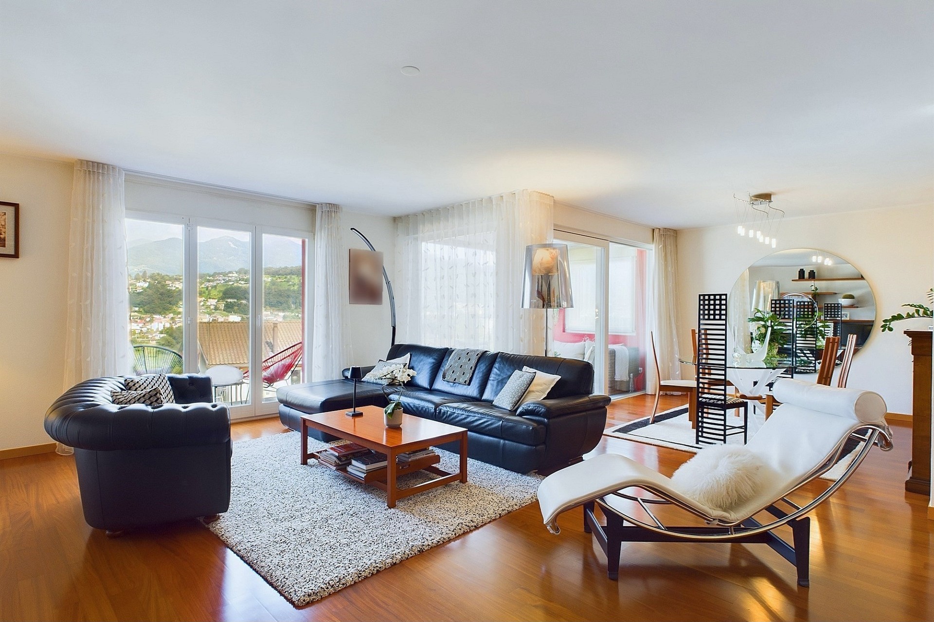 Helles Wohn- und Esszimmer mit Bergblick
