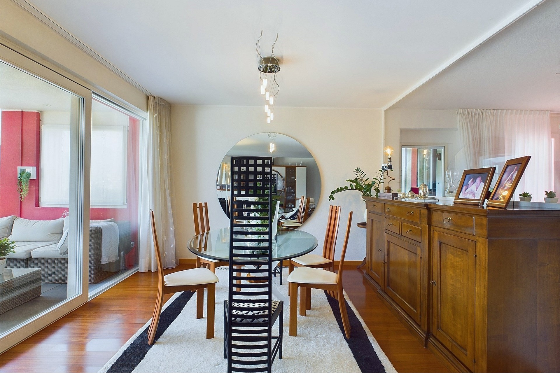 Esszimmer mit Glasstisch und Sideboard