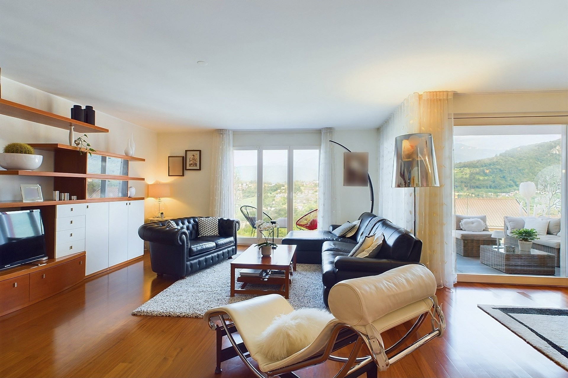 Helles Wohnzimmer mit Aussicht