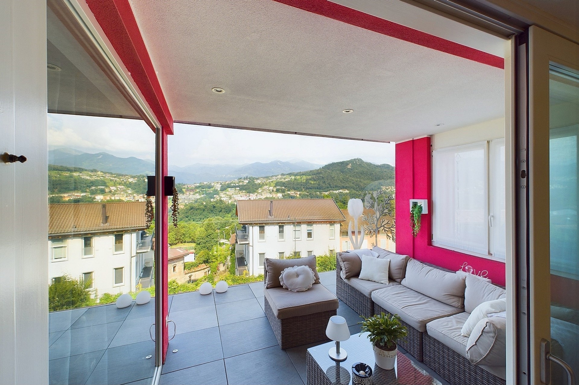 Überdachte Balkonlounge mit Panoramablick