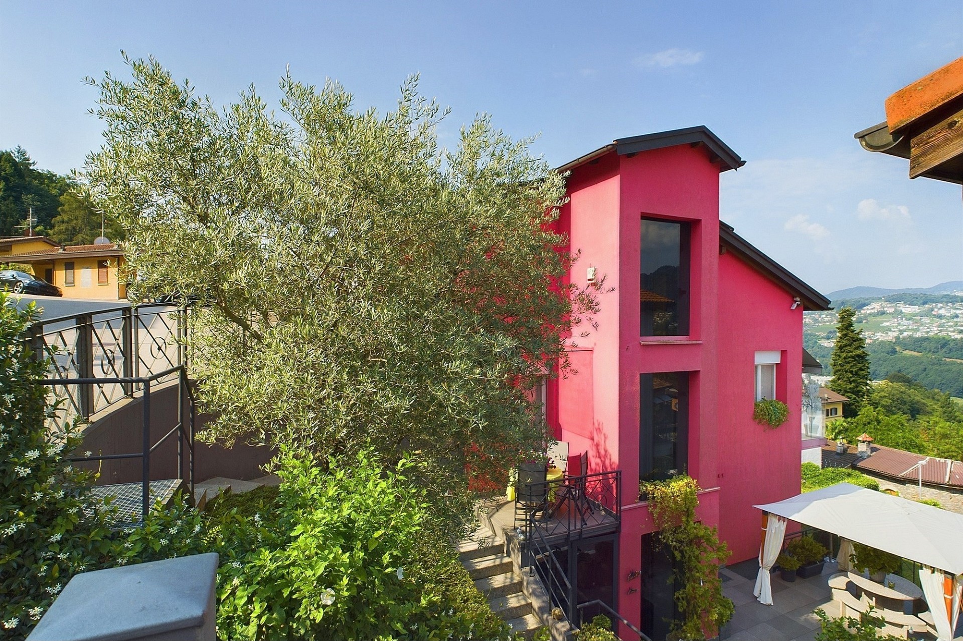 Bunte Villa mit Garten und Talblick