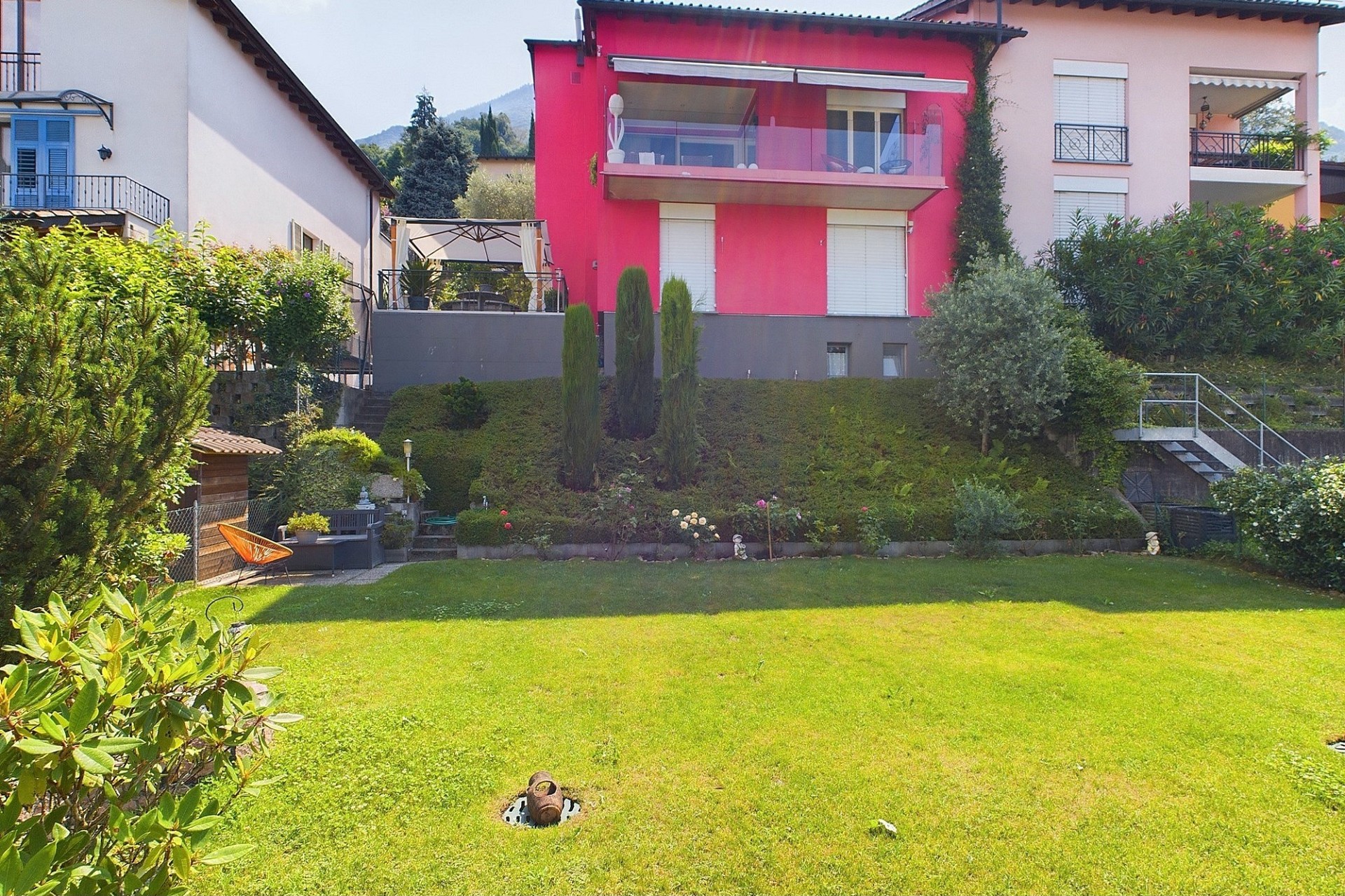 Gepflegter Garten mit Wohnhäusern