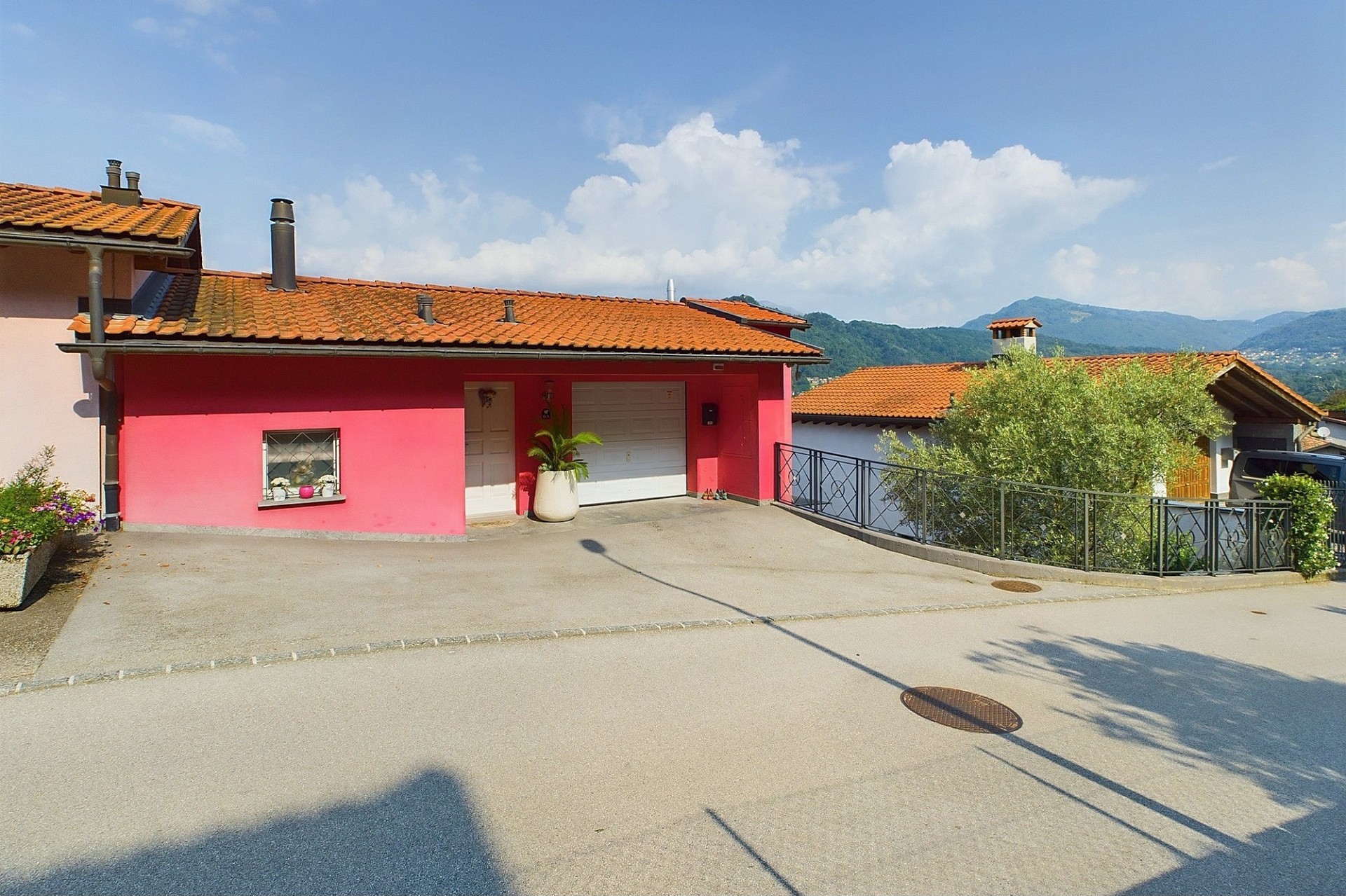 Haus mit farbiger Fassade und Bergblick