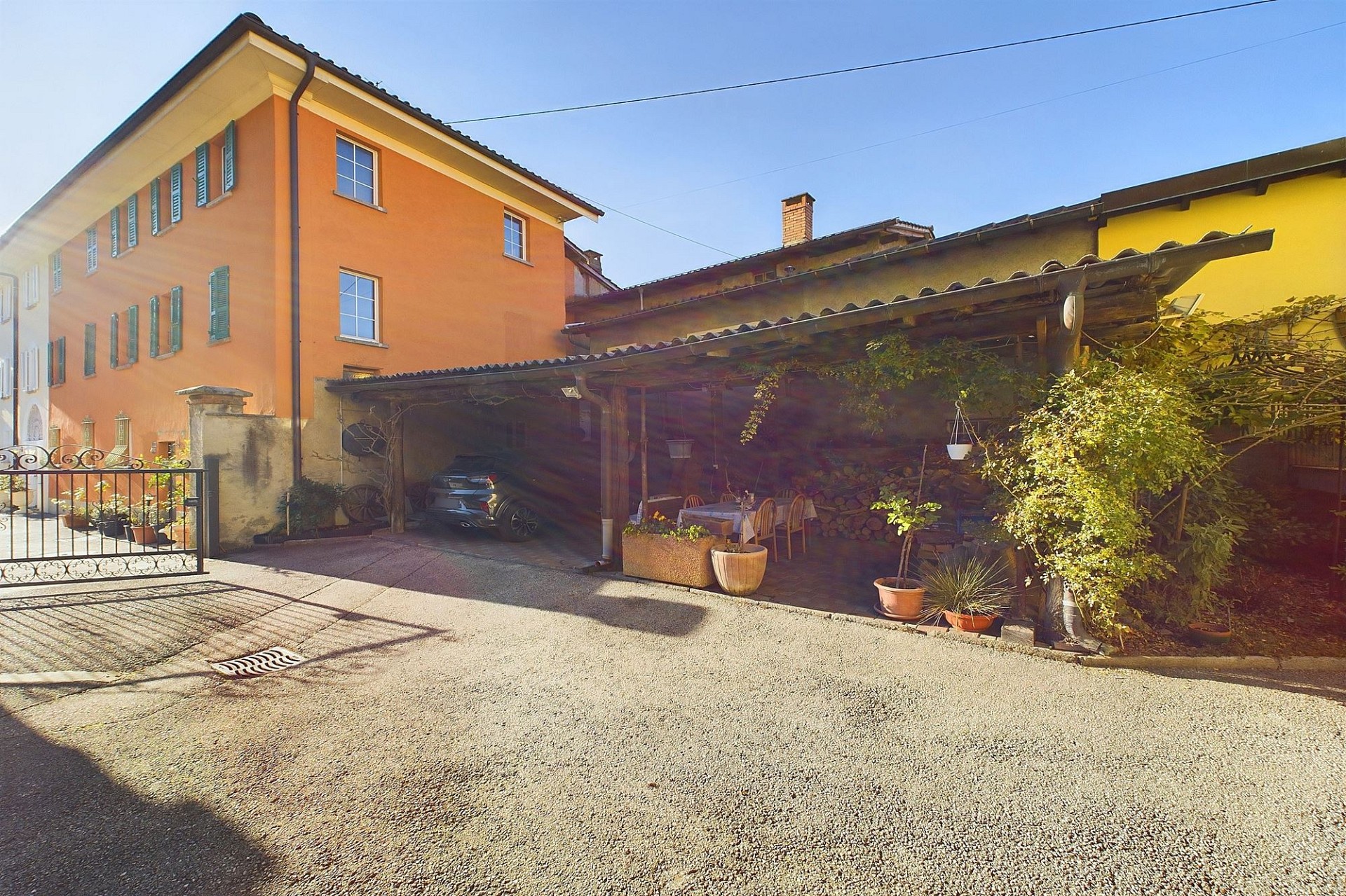 Außenansicht eines mediterranen Wohnhauses mit Innenhof und Carport