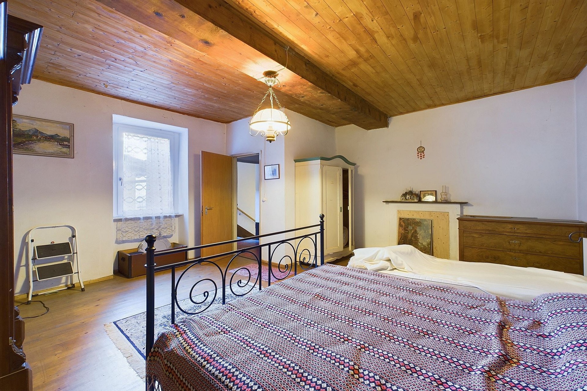 Rustikales Schlafzimmer mit Holzdecke