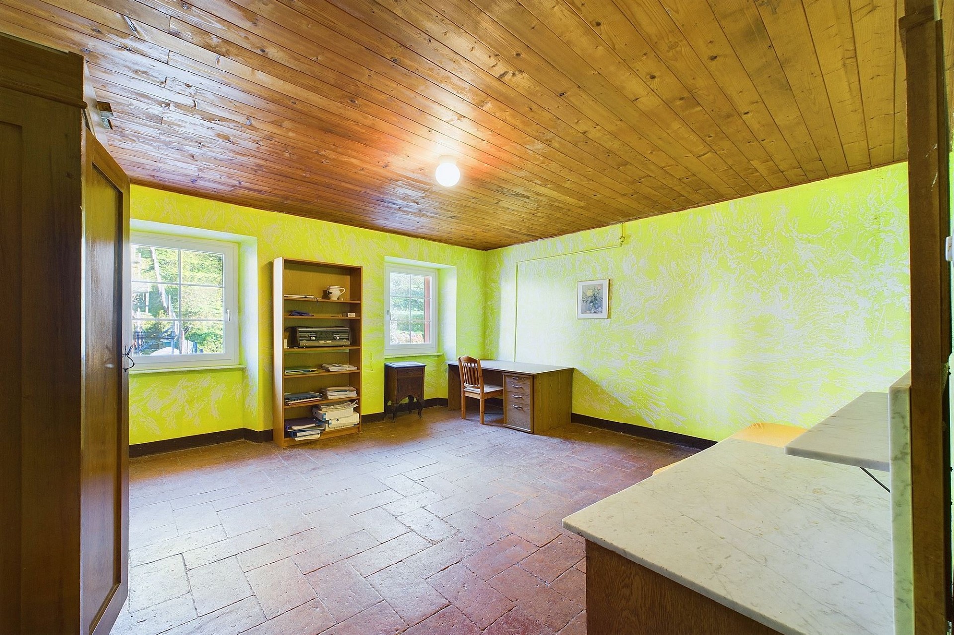 Heller Raum mit Holzdecke und Schreibtisch