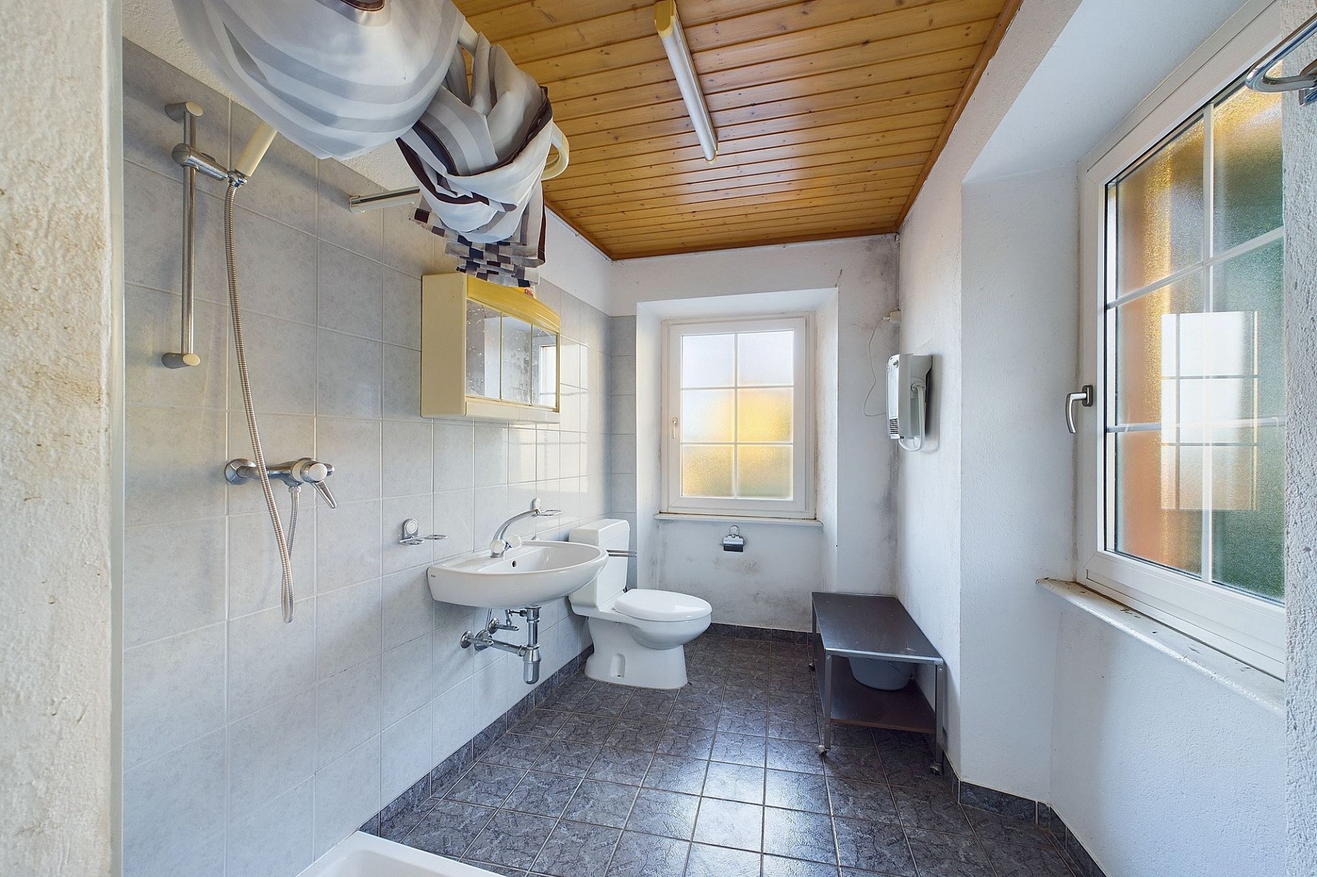 Kleines Badezimmer mit Dachschräge und frosted Fenstern
