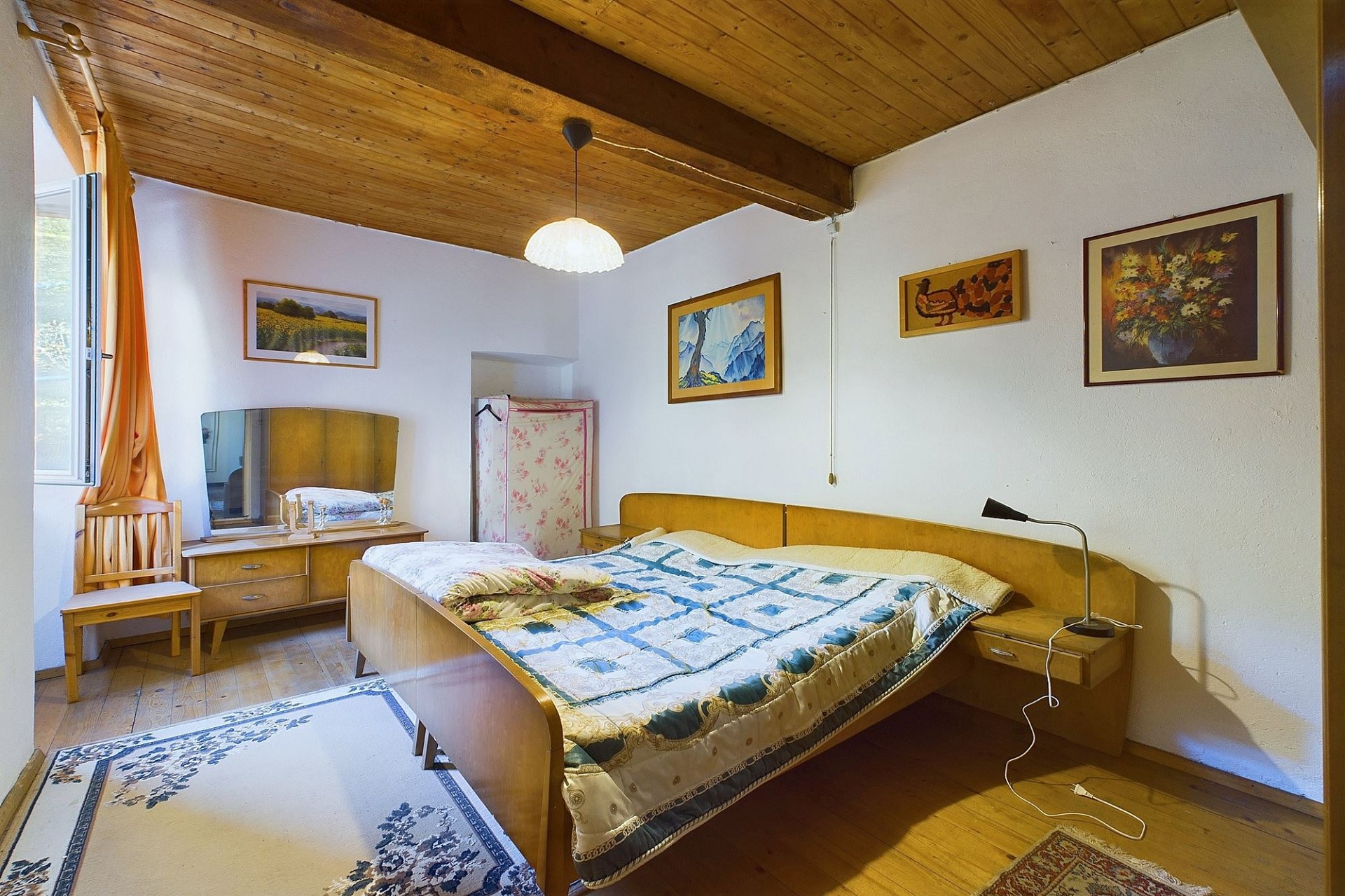 Schlafzimmer mit Holzdecke und Vintage-Möblierung