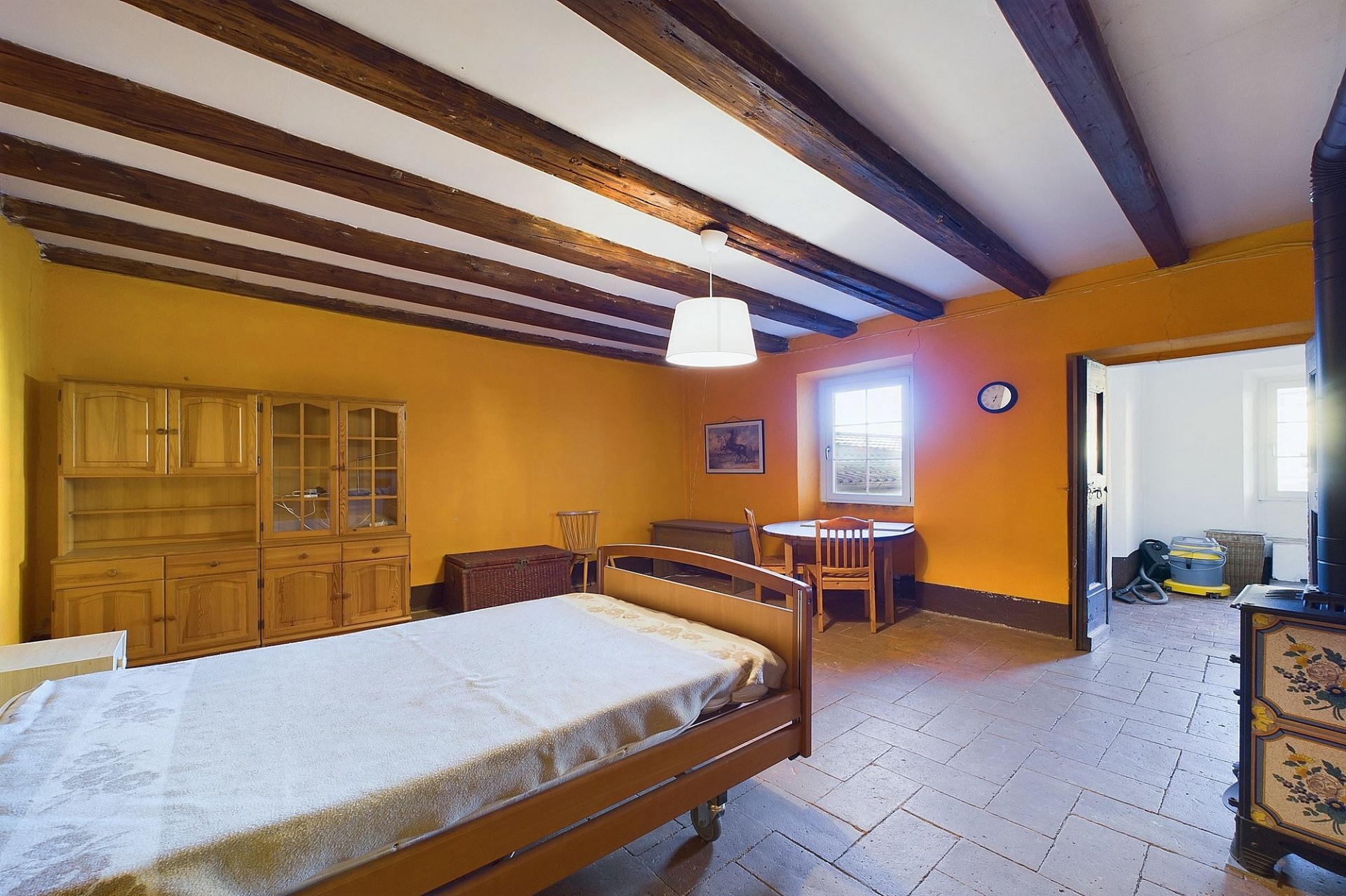 Rustikales Schlafzimmer mit sichtbaren Holzbalken